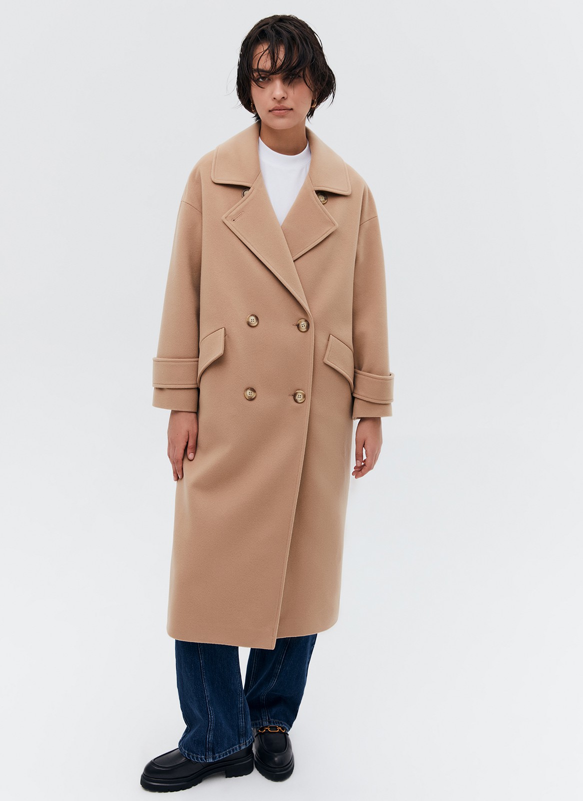Пальто-кокон двубортное из шерсти и кашемира, цвет: кэмел Allweneed Свободное пальто из премиальной шерсти на пуговицах. Мы выполнили модель из итальянской шерсти и нежного кашемира, который дарит благородный сатиновый блеск. Актуальный силуэт кокон, длина миди и шлица сзади для удобства движений. Линия плеча немного спущена, застежка на четыре контрастные пуговицы и прорезные по диагонали карманы с клапанами. Пальто дополнит осенние образы с джинсами и брюками, с платьями-свитерами и высокими сапогами.
Температурный режим до +5 C
На модели размер XS