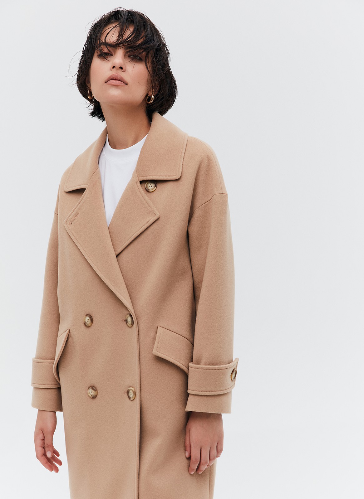 Пальто-кокон двубортное из шерсти и кашемира, цвет: кэмел Allweneed Свободное пальто из премиальной шерсти на пуговицах. Мы выполнили модель из итальянской шерсти и нежного кашемира, который дарит благородный сатиновый блеск. Актуальный силуэт кокон, длина миди и шлица сзади для удобства движений. Линия плеча немного спущена, застежка на четыре контрастные пуговицы и прорезные по диагонали карманы с клапанами. Пальто дополнит осенние образы с джинсами и брюками, с платьями-свитерами и высокими сапогами.
Температурный режим до +5 C
На модели размер XS
