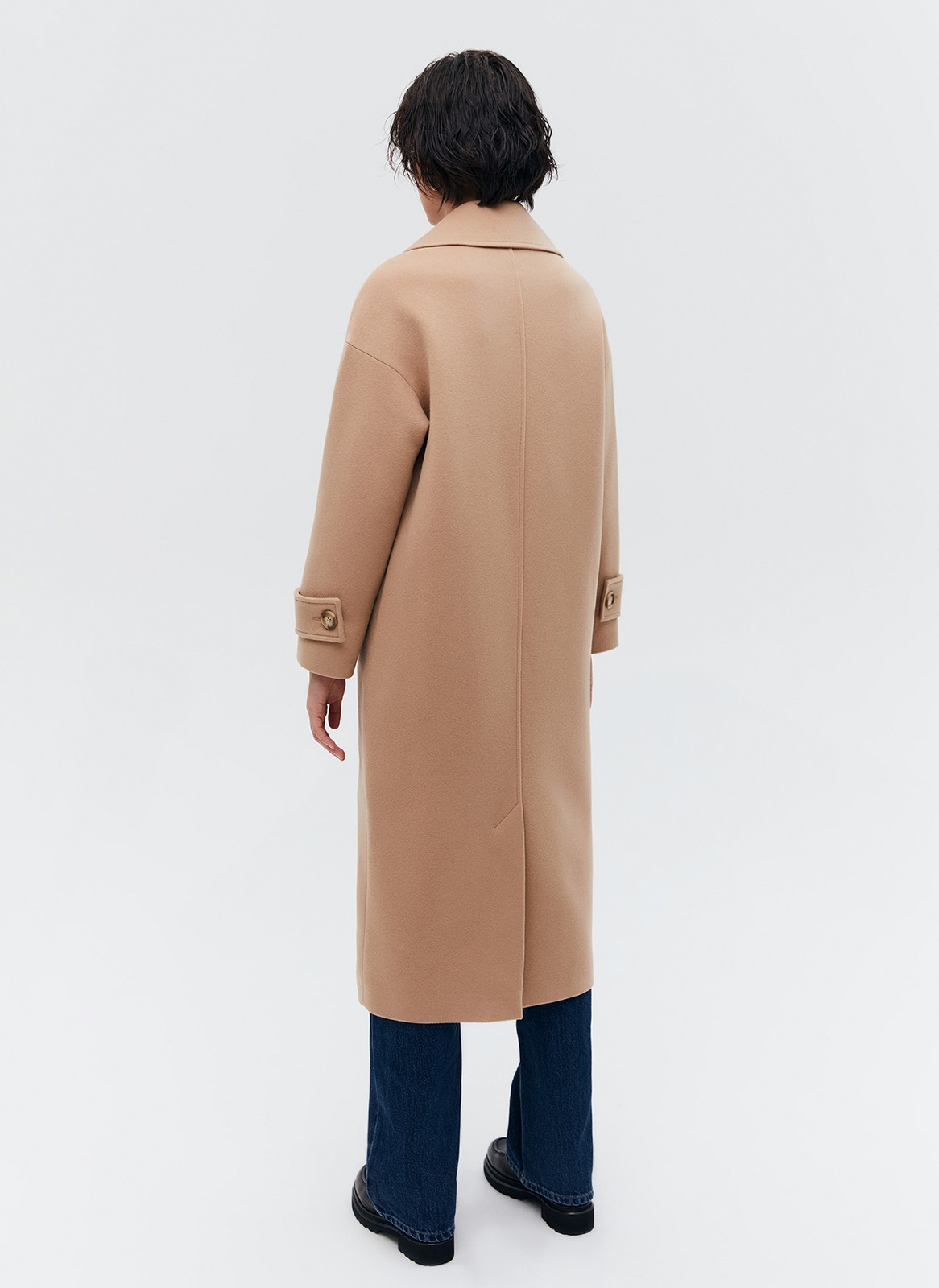 Пальто-кокон двубортное из шерсти и кашемира, цвет: кэмел Allweneed Свободное пальто из премиальной шерсти на пуговицах. Мы выполнили модель из итальянской шерсти и нежного кашемира, который дарит благородный сатиновый блеск. Актуальный силуэт кокон, длина миди и шлица сзади для удобства движений. Линия плеча немного спущена, застежка на четыре контрастные пуговицы и прорезные по диагонали карманы с клапанами. Пальто дополнит осенние образы с джинсами и брюками, с платьями-свитерами и высокими сапогами.
Температурный режим до +5 C
На модели размер XS