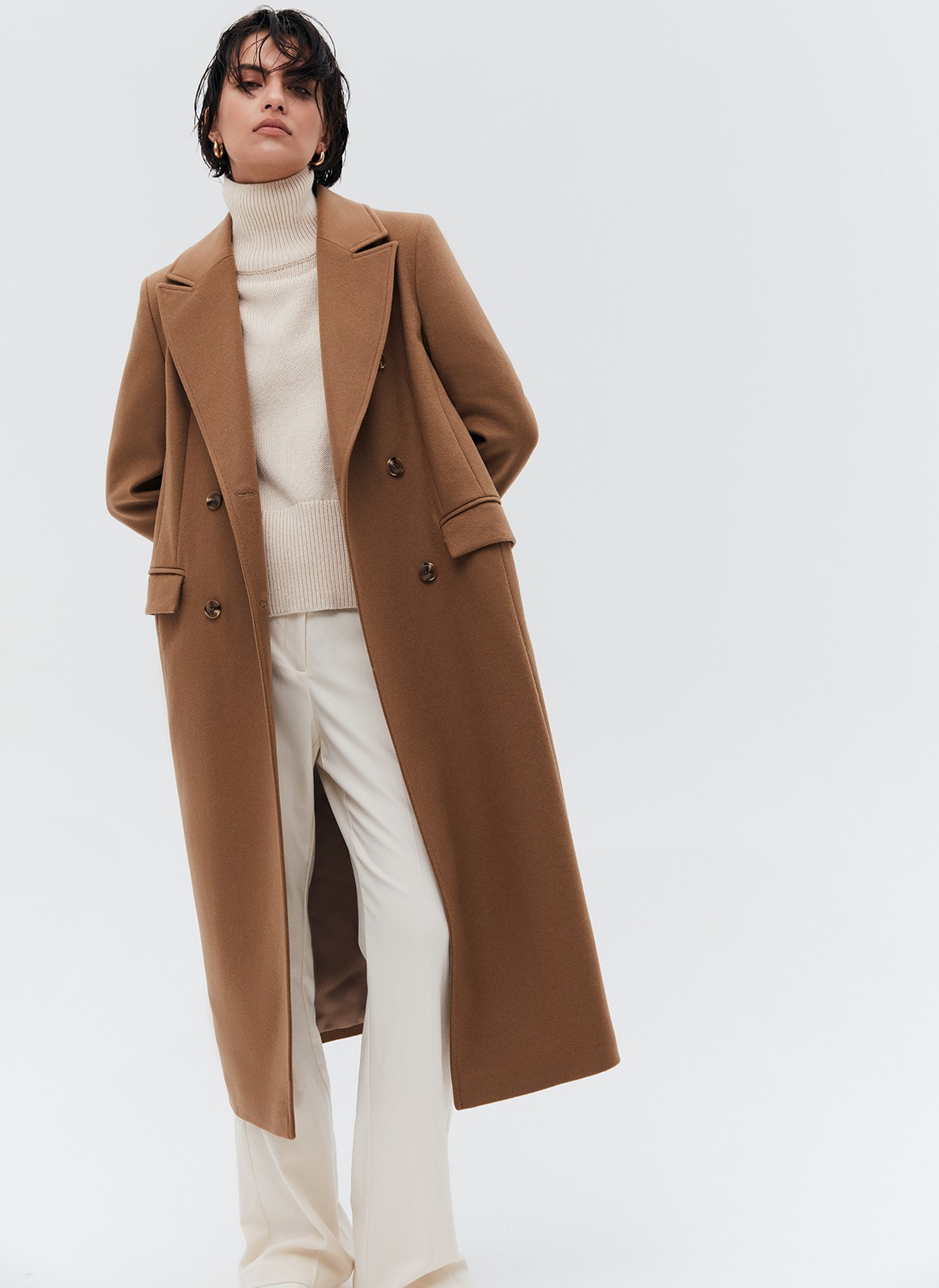 ДВУБОРТНОЕ УДЛИНЁННОЕ ПАЛЬТО, цвет: ТЁМНЫЙ КЭМЕЛ Allweneed
Двубортное пальто длины миди из итальянской шерстяной ткани. Модель прямого силуэта с классической линией плеч. Два накладных кармана. Пальто, которое подойдет к лаконичному образу на каждый день и к строгому костюму и вечернему платью. Ткань высокого качества имеет характерный легкий отблеск, что добавляет образу немного шика. Модель достаточно свободная, поэтому вы можете легко передвигаться по городу.
Температурный режим до +5 C
