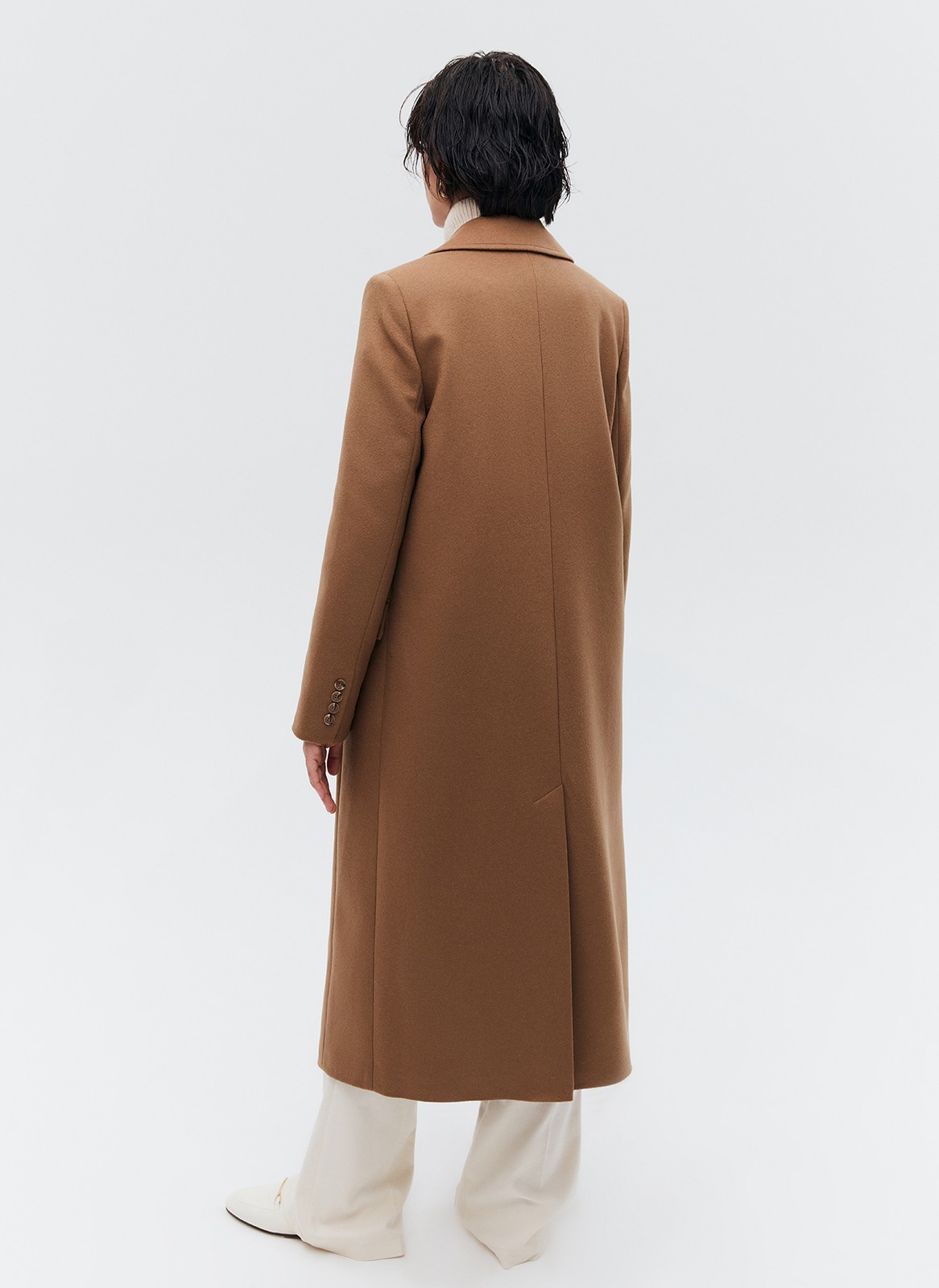 ДВУБОРТНОЕ УДЛИНЁННОЕ ПАЛЬТО, цвет: ТЁМНЫЙ КЭМЕЛ Allweneed
Двубортное пальто длины миди из итальянской шерстяной ткани. Модель прямого силуэта с классической линией плеч. Два накладных кармана. Пальто, которое подойдет к лаконичному образу на каждый день и к строгому костюму и вечернему платью. Ткань высокого качества имеет характерный легкий отблеск, что добавляет образу немного шика. Модель достаточно свободная, поэтому вы можете легко передвигаться по городу.
Температурный режим до +5 C