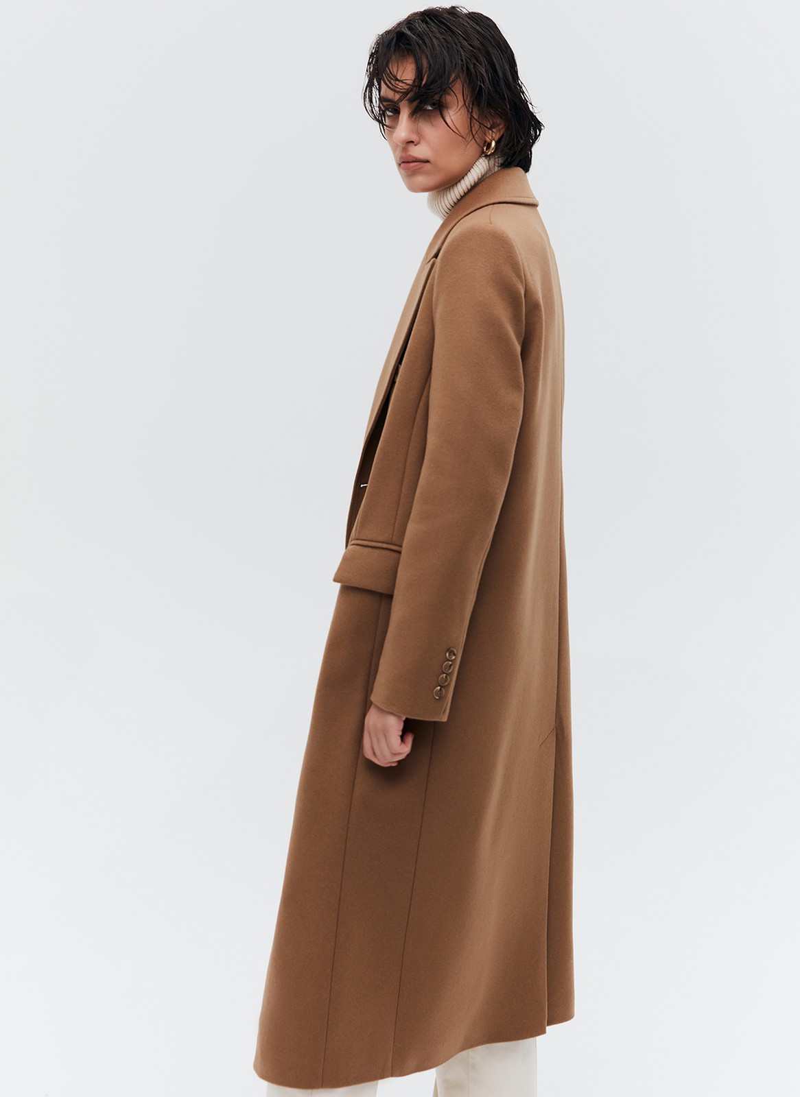 ДВУБОРТНОЕ УДЛИНЁННОЕ ПАЛЬТО, цвет: ТЁМНЫЙ КЭМЕЛ Allweneed
Двубортное пальто длины миди из итальянской шерстяной ткани. Модель прямого силуэта с классической линией плеч. Два накладных кармана. Пальто, которое подойдет к лаконичному образу на каждый день и к строгому костюму и вечернему платью. Ткань высокого качества имеет характерный легкий отблеск, что добавляет образу немного шика. Модель достаточно свободная, поэтому вы можете легко передвигаться по городу.
Температурный режим до +5 C