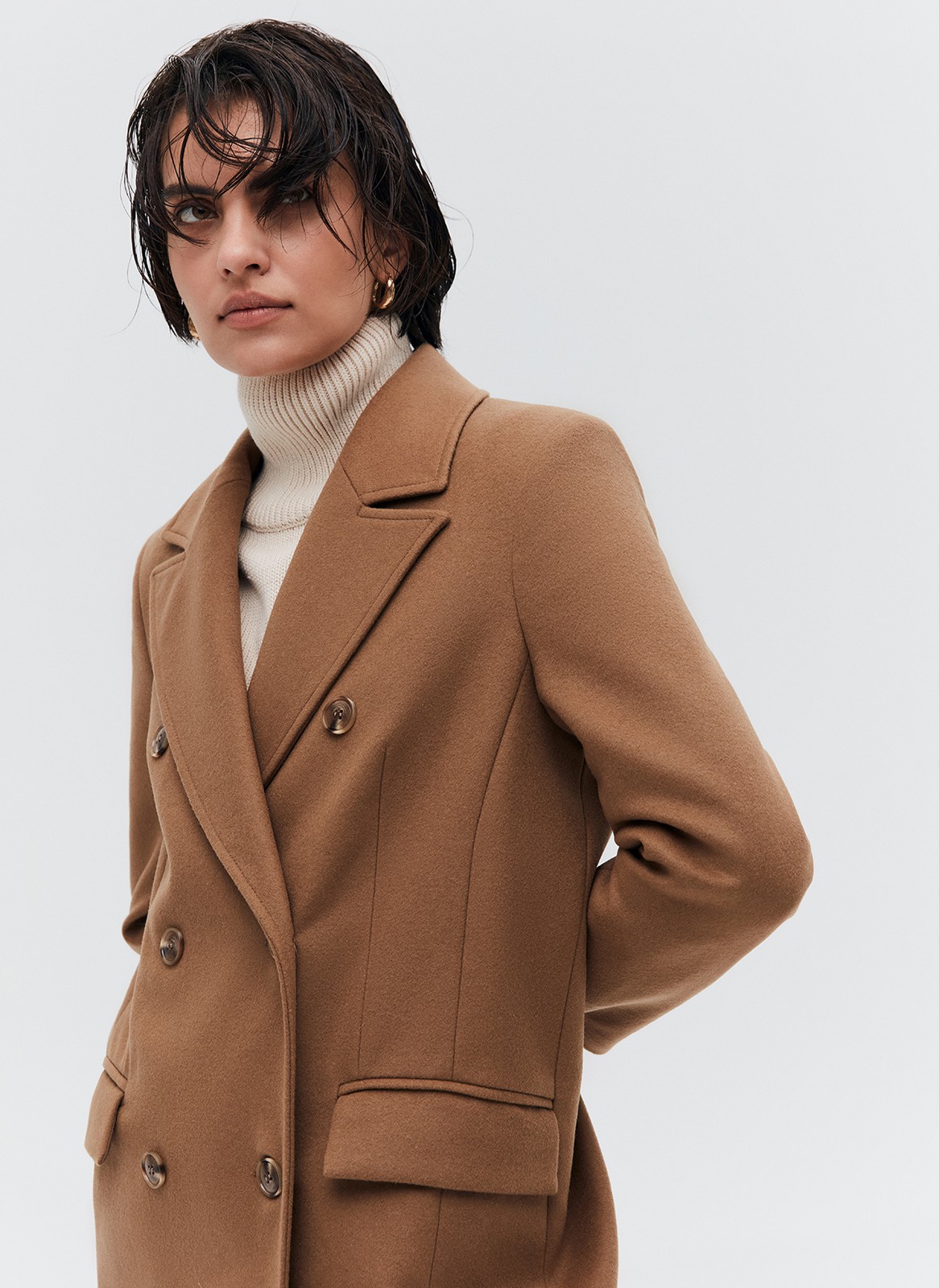 ДВУБОРТНОЕ УДЛИНЁННОЕ ПАЛЬТО, цвет: ТЁМНЫЙ КЭМЕЛ Allweneed
Двубортное пальто длины миди из итальянской шерстяной ткани. Модель прямого силуэта с классической линией плеч. Два накладных кармана. Пальто, которое подойдет к лаконичному образу на каждый день и к строгому костюму и вечернему платью. Ткань высокого качества имеет характерный легкий отблеск, что добавляет образу немного шика. Модель достаточно свободная, поэтому вы можете легко передвигаться по городу.
Температурный режим до +5 C