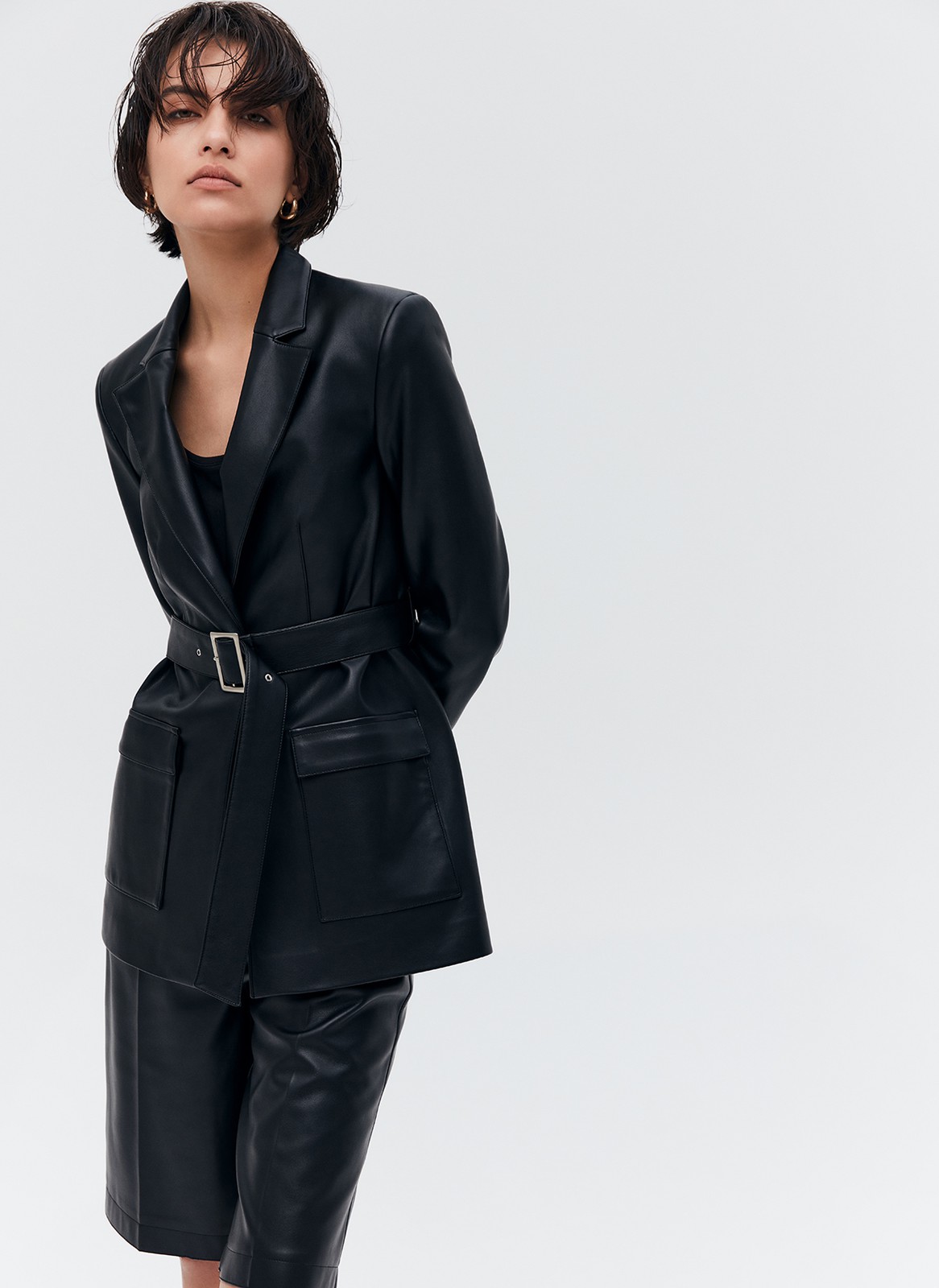 Однобортный жакет из экокожи, цвет: Черный Allweneed
Однобортный жакет из экокожи. Модель с акцентом на талии для женственного силуэта. Пояс в тон и два накладных кармана. Мы создали модель с классической линией плеча, которая обеспечивает красивую посадку. Изделие можно сочетать как с базовыми джинсами, так и с вечерними платьями и юбками. Вы также можете придумать себе чувственный образ, чтобы обратить на себя чуть больше внимания.