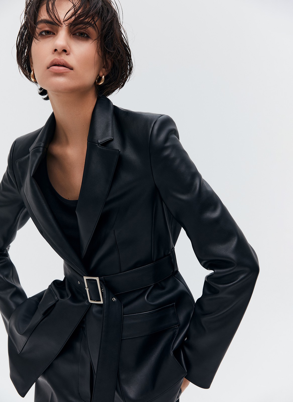 Однобортный жакет из экокожи, цвет: Черный Allweneed
Однобортный жакет из экокожи. Модель с акцентом на талии для женственного силуэта. Пояс в тон и два накладных кармана. Мы создали модель с классической линией плеча, которая обеспечивает красивую посадку. Изделие можно сочетать как с базовыми джинсами, так и с вечерними платьями и юбками. Вы также можете придумать себе чувственный образ, чтобы обратить на себя чуть больше внимания.