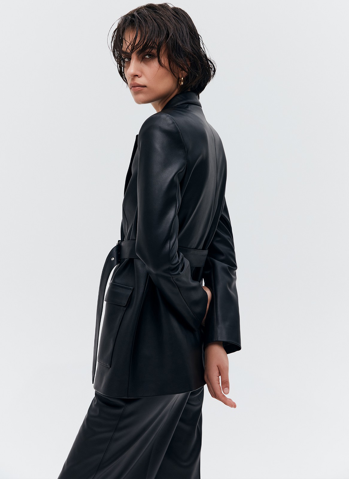 Однобортный жакет из экокожи, цвет: Черный Allweneed
Однобортный жакет из экокожи. Модель с акцентом на талии для женственного силуэта. Пояс в тон и два накладных кармана. Мы создали модель с классической линией плеча, которая обеспечивает красивую посадку. Изделие можно сочетать как с базовыми джинсами, так и с вечерними платьями и юбками. Вы также можете придумать себе чувственный образ, чтобы обратить на себя чуть больше внимания.