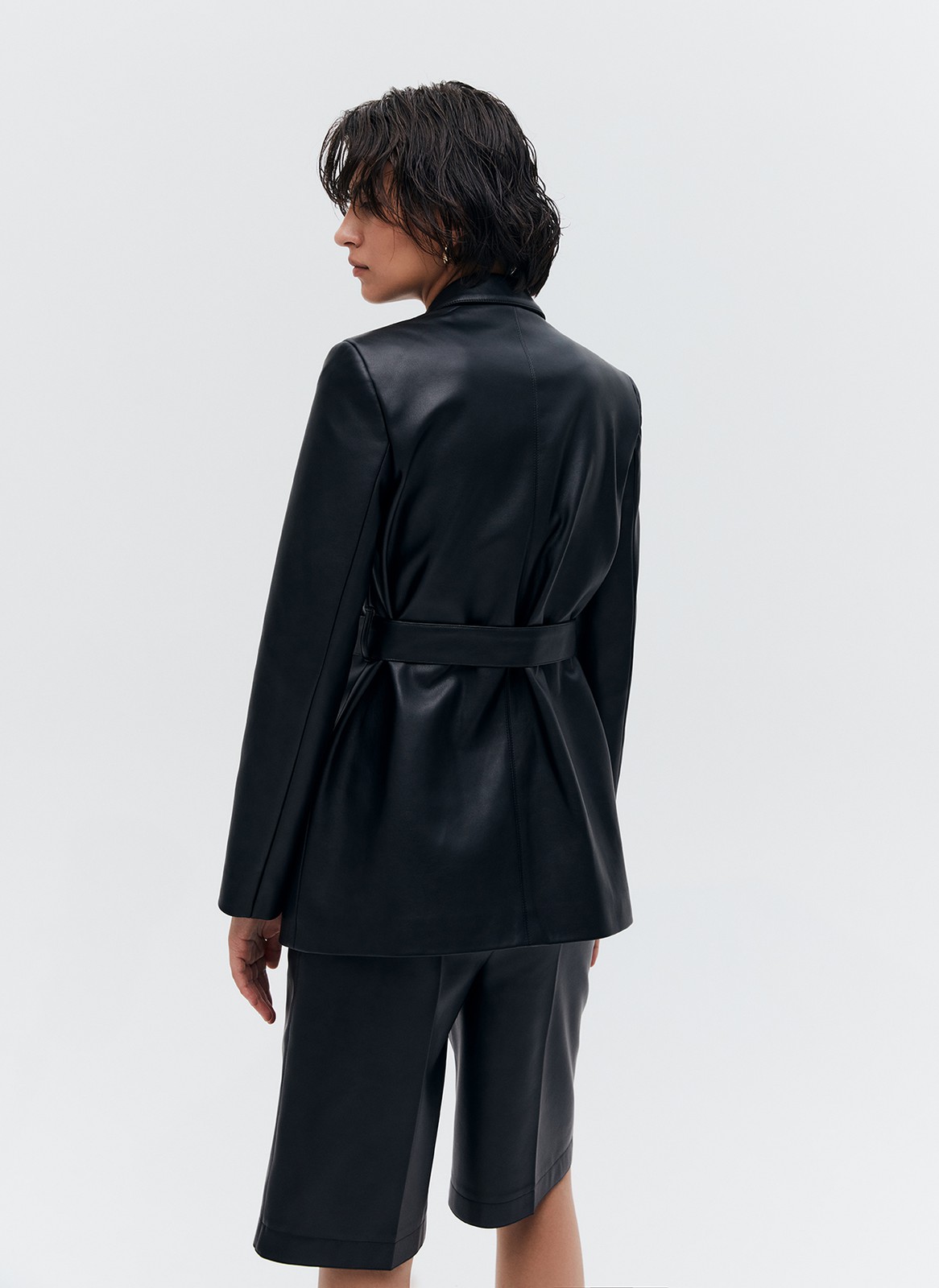 Однобортный жакет из экокожи, цвет: Черный Allweneed
Однобортный жакет из экокожи. Модель с акцентом на талии для женственного силуэта. Пояс в тон и два накладных кармана. Мы создали модель с классической линией плеча, которая обеспечивает красивую посадку. Изделие можно сочетать как с базовыми джинсами, так и с вечерними платьями и юбками. Вы также можете придумать себе чувственный образ, чтобы обратить на себя чуть больше внимания.