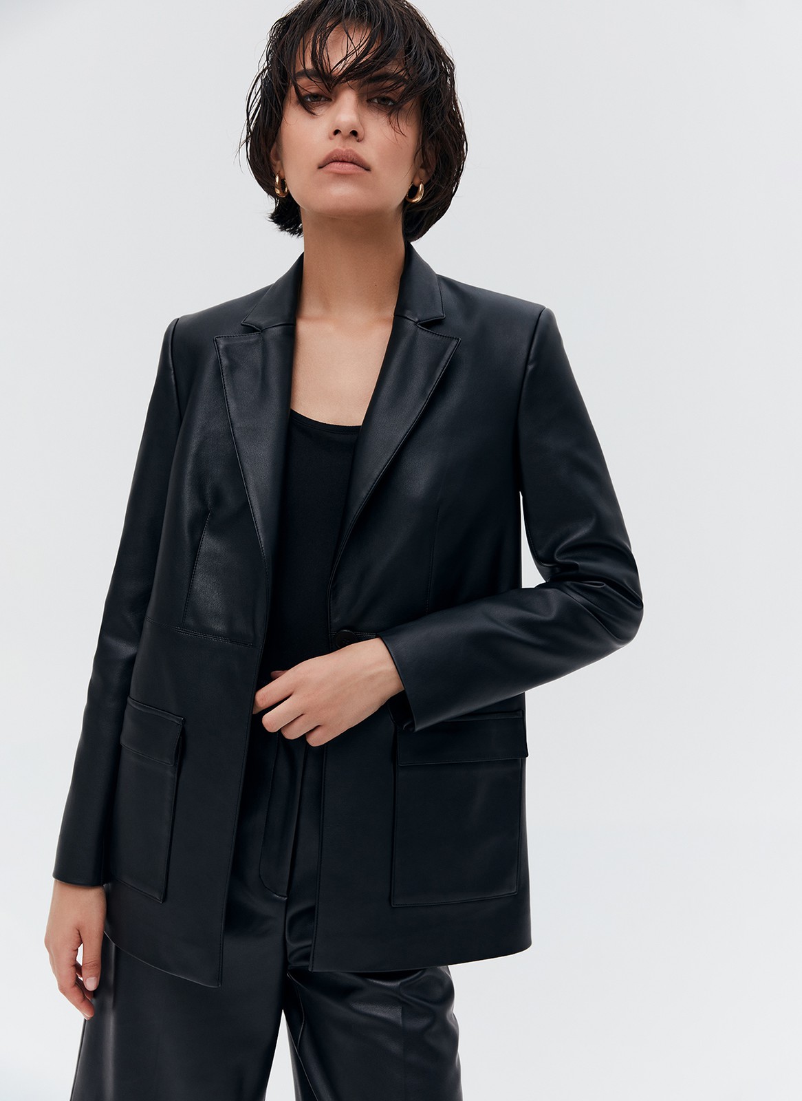 Однобортный жакет из экокожи, цвет: Черный Allweneed
Однобортный жакет из экокожи. Модель с акцентом на талии для женственного силуэта. Пояс в тон и два накладных кармана. Мы создали модель с классической линией плеча, которая обеспечивает красивую посадку. Изделие можно сочетать как с базовыми джинсами, так и с вечерними платьями и юбками. Вы также можете придумать себе чувственный образ, чтобы обратить на себя чуть больше внимания.