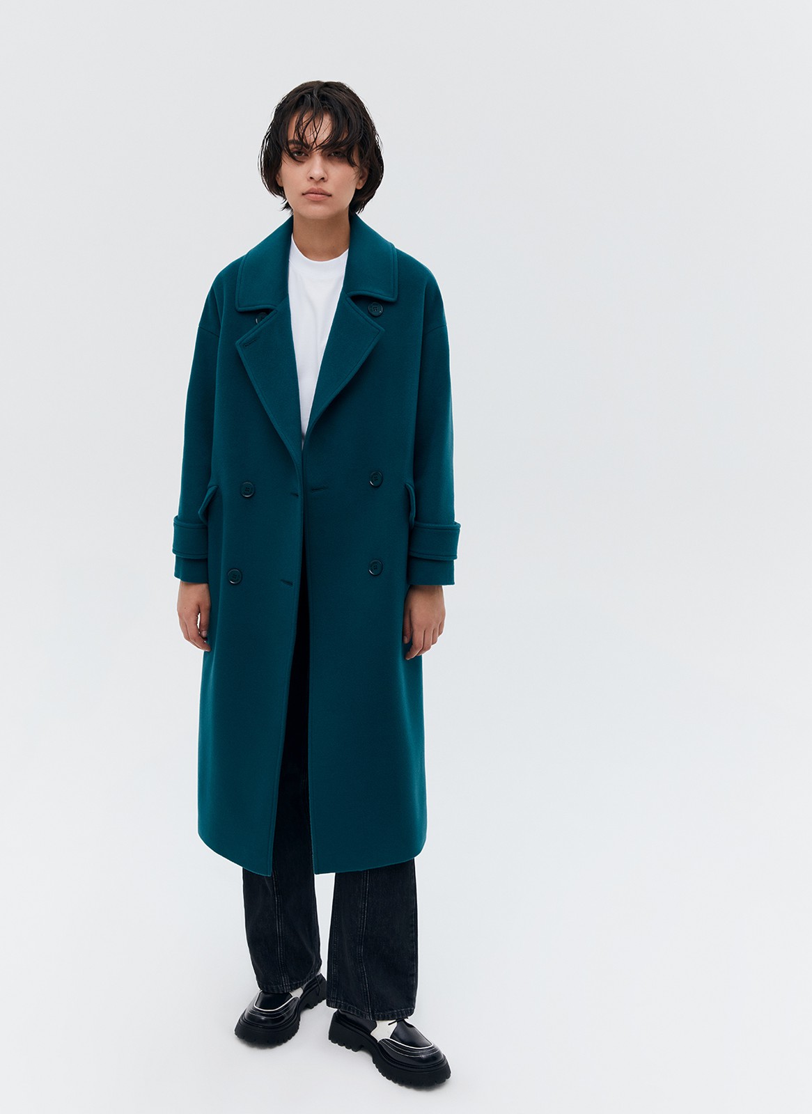 Пальто-кокон двубортное, цвет: изумрудный Allweneed Свободное пальто на пуговицах. Актуальный силуэт кокон, длина миди и шлица сзади для удобства движений. Линия плеча немного спущена, застежка на четыре контрастные пуговицы и прорезные по диагонали карманы с клапанами. Модель дополнит осенние образы с джинсами и брюками, с платьями-свитерами и высокими сапогами.
Температурный режим до +5 C