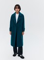 Пальто-кокон двубортное, цвет: изумрудный Allweneed Свободное пальто на пуговицах. Актуальный силуэт кокон, длина миди и шлица сзади для удобства движений. Линия плеча немного спущена, застежка на четыре контрастные пуговицы и прорезные по диагонали карманы с клапанами. Модель дополнит осенние образы с джинсами и брюками, с платьями-свитерами и высокими сапогами.
Температурный режим до +5 C