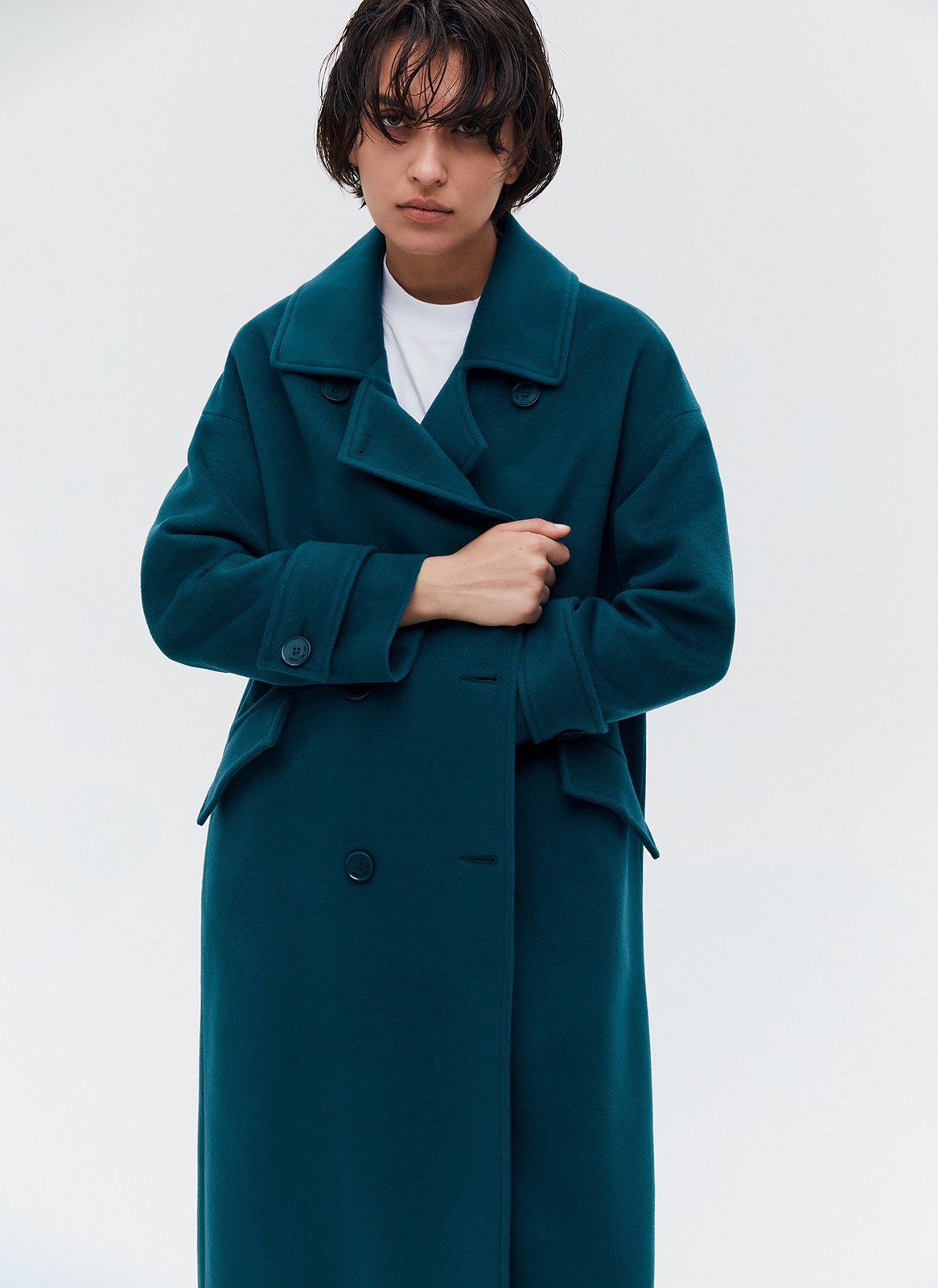 Пальто-кокон двубортное, цвет: изумрудный Allweneed Свободное пальто на пуговицах. Актуальный силуэт кокон, длина миди и шлица сзади для удобства движений. Линия плеча немного спущена, застежка на четыре контрастные пуговицы и прорезные по диагонали карманы с клапанами. Модель дополнит осенние образы с джинсами и брюками, с платьями-свитерами и высокими сапогами.
Температурный режим до +5 C