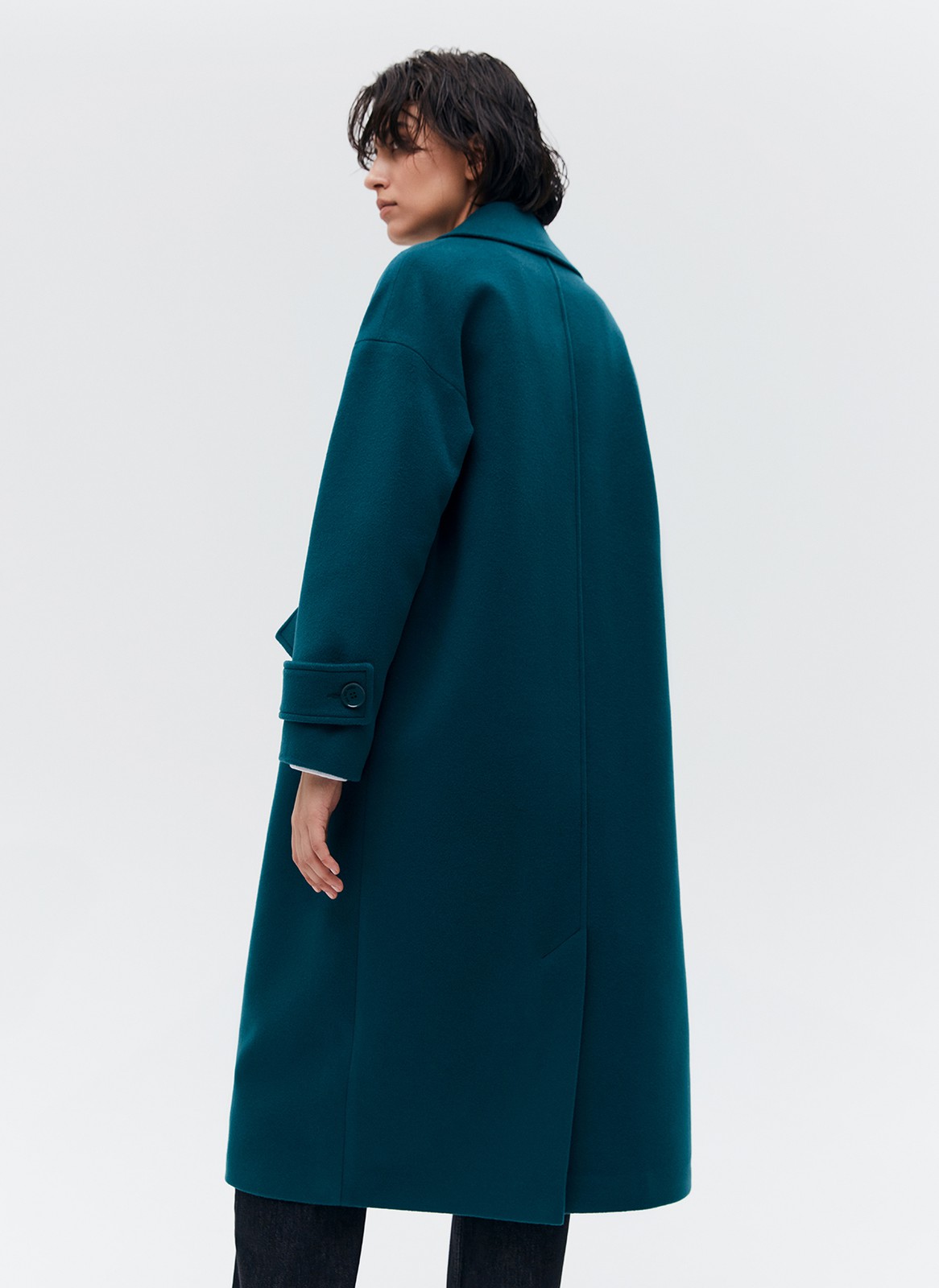 Пальто-кокон двубортное, цвет: изумрудный Allweneed Свободное пальто на пуговицах. Актуальный силуэт кокон, длина миди и шлица сзади для удобства движений. Линия плеча немного спущена, застежка на четыре контрастные пуговицы и прорезные по диагонали карманы с клапанами. Модель дополнит осенние образы с джинсами и брюками, с платьями-свитерами и высокими сапогами.
Температурный режим до +5 C