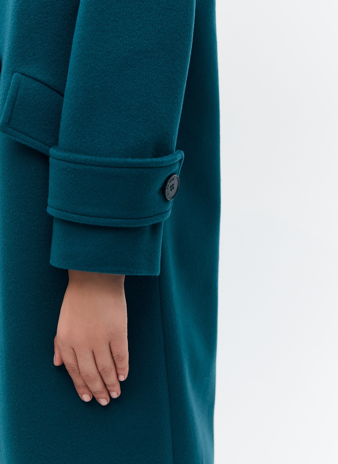 Пальто-кокон двубортное, цвет: изумрудный Allweneed Свободное пальто на пуговицах. Актуальный силуэт кокон, длина миди и шлица сзади для удобства движений. Линия плеча немного спущена, застежка на четыре контрастные пуговицы и прорезные по диагонали карманы с клапанами. Модель дополнит осенние образы с джинсами и брюками, с платьями-свитерами и высокими сапогами.
Температурный режим до +5 C
