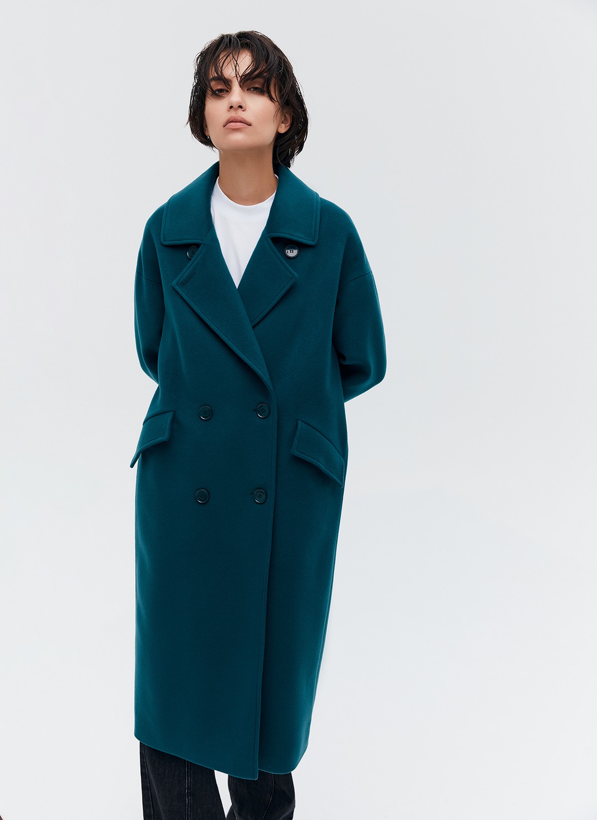 Пальто-кокон двубортное, цвет: изумрудный Allweneed Свободное пальто на пуговицах. Актуальный силуэт кокон, длина миди и шлица сзади для удобства движений. Линия плеча немного спущена, застежка на четыре контрастные пуговицы и прорезные по диагонали карманы с клапанами. Модель дополнит осенние образы с джинсами и брюками, с платьями-свитерами и высокими сапогами.
Температурный режим до +5 C