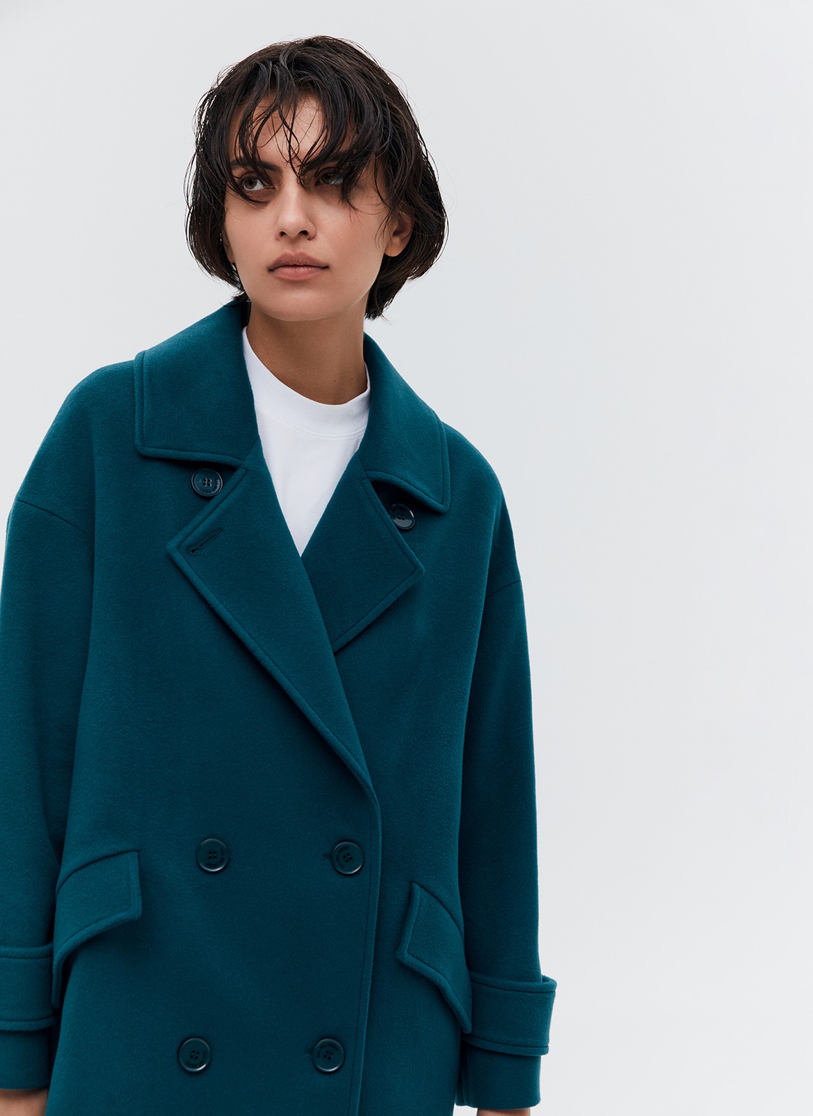 Пальто-кокон двубортное, цвет: изумрудный Allweneed Свободное пальто на пуговицах. Актуальный силуэт кокон, длина миди и шлица сзади для удобства движений. Линия плеча немного спущена, застежка на четыре контрастные пуговицы и прорезные по диагонали карманы с клапанами. Модель дополнит осенние образы с джинсами и брюками, с платьями-свитерами и высокими сапогами.
Температурный режим до +5 C