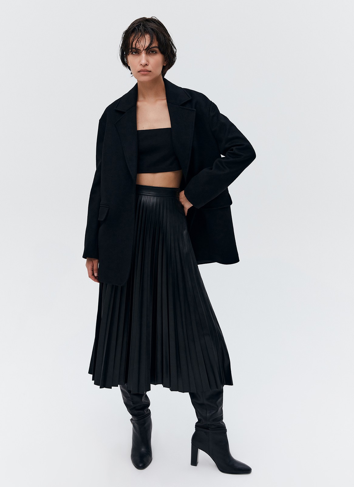 Однобортное пальто из мягкой шерстяной ткани. Модель фасоном напоминает жакет. Слегка спущенная линия плеча, поэтому комфортно носить со свитером и худи. Классический воротник и лацканы. Два накладных кармана и застежка на одну пуговицу. Мы советуем сочетать пальто с костюмами или джинсами для более лаконичного образа.
Температурный режим до +5 C



