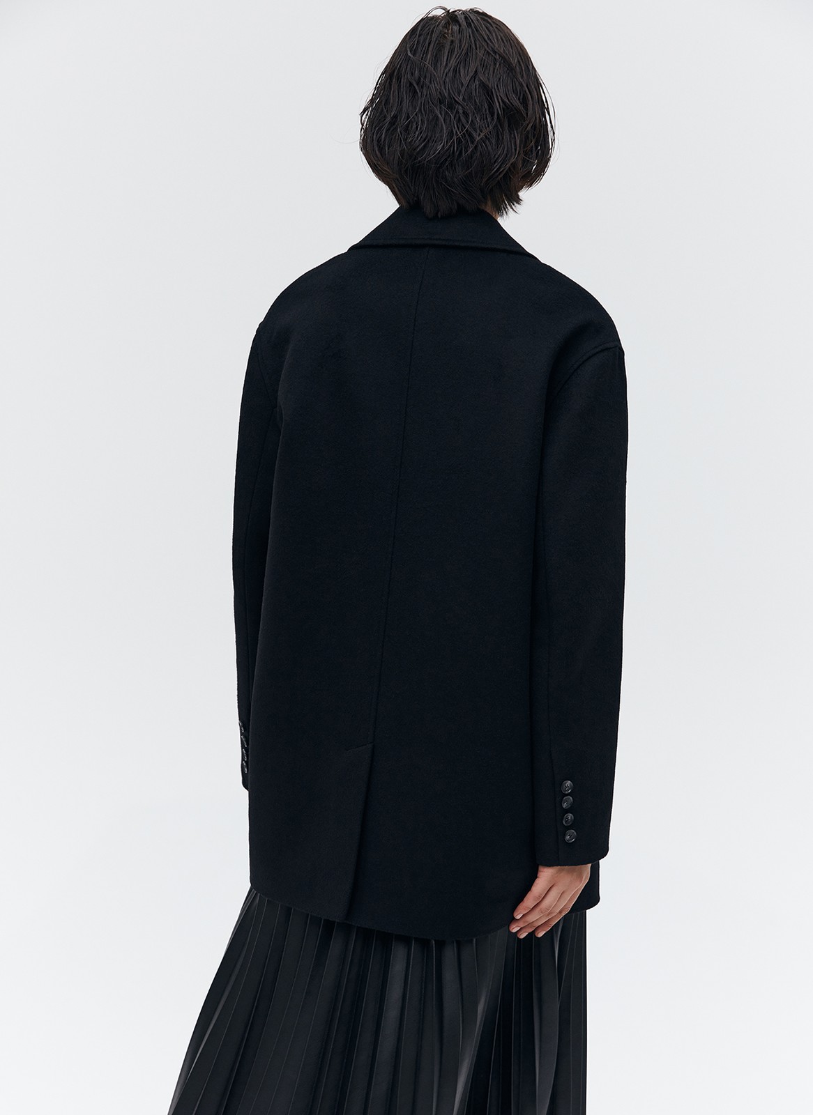 Однобортное пальто из мягкой шерстяной ткани. Модель фасоном напоминает жакет. Слегка спущенная линия плеча, поэтому комфортно носить со свитером и худи. Классический воротник и лацканы. Два накладных кармана и застежка на одну пуговицу. Мы советуем сочетать пальто с костюмами или джинсами для более лаконичного образа.
Температурный режим до +5 C



