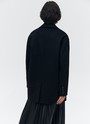 Однобортное пальто из мягкой шерстяной ткани. Модель фасоном напоминает жакет. Слегка спущенная линия плеча, поэтому комфортно носить со свитером и худи. Классический воротник и лацканы. Два накладных кармана и застежка на одну пуговицу. Мы советуем сочетать пальто с костюмами или джинсами для более лаконичного образа.
Температурный режим до +5 C



