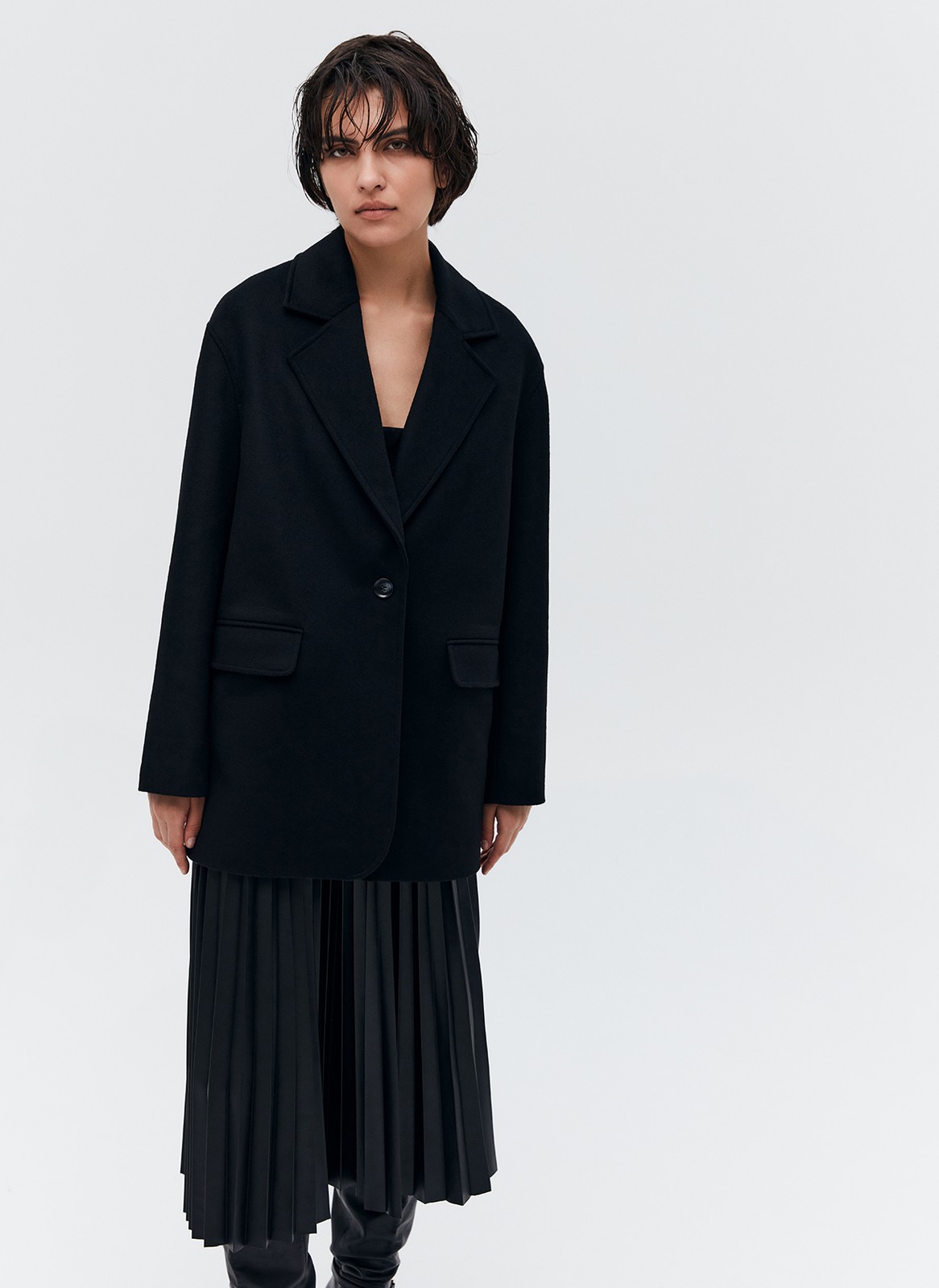 Однобортное пальто из мягкой шерстяной ткани. Модель фасоном напоминает жакет. Слегка спущенная линия плеча, поэтому комфортно носить со свитером и худи. Классический воротник и лацканы. Два накладных кармана и застежка на одну пуговицу. Мы советуем сочетать пальто с костюмами или джинсами для более лаконичного образа.
Температурный режим до +5 C



