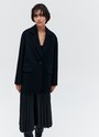 Однобортное пальто из мягкой шерстяной ткани. Модель фасоном напоминает жакет. Слегка спущенная линия плеча, поэтому комфортно носить со свитером и худи. Классический воротник и лацканы. Два накладных кармана и застежка на одну пуговицу. Мы советуем сочетать пальто с костюмами или джинсами для более лаконичного образа.
Температурный режим до +5 C



