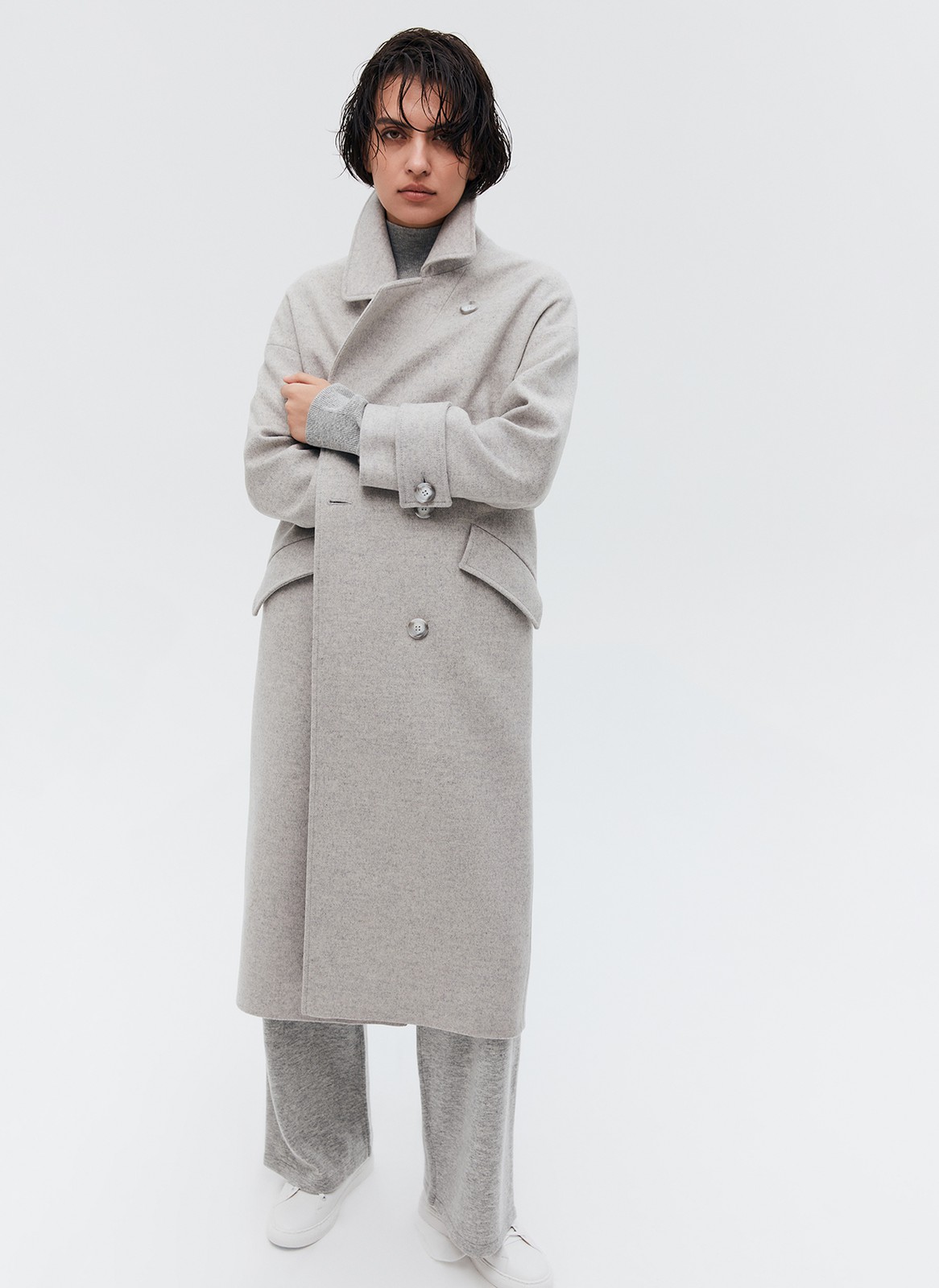 Пальто-кокон двубортное, цвет: светло-серый меланж Allweneed Свободное пальто на пуговицах. Актуальный силуэт кокон, длина миди и шлица сзади для удобства движений. Линия плеча немного спущена, застежка на четыре контрастные пуговицы и прорезные по диагонали карманы с клапанами. Модель дополнит осенние образы с джинсами и брюками, с платьями-свитерами и высокими сапогами.
Температурный режим до +5 C