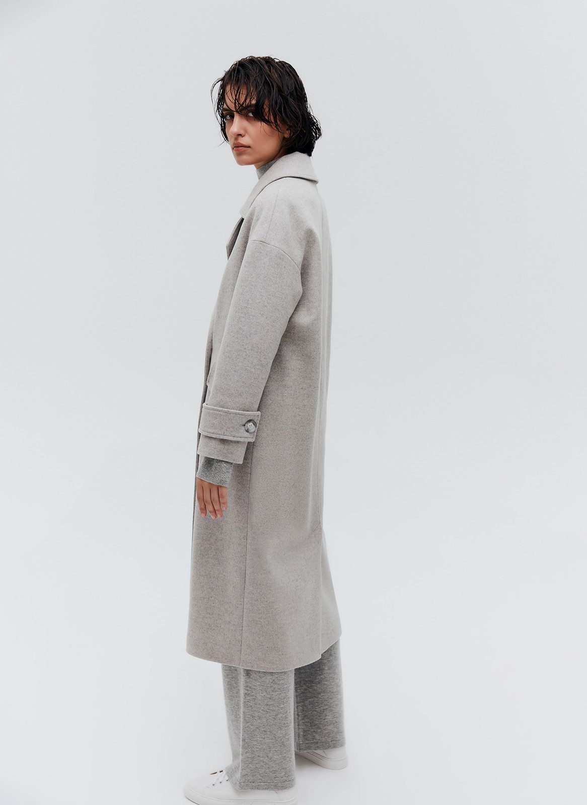 Пальто-кокон двубортное, цвет: светло-серый меланж Allweneed Свободное пальто на пуговицах. Актуальный силуэт кокон, длина миди и шлица сзади для удобства движений. Линия плеча немного спущена, застежка на четыре контрастные пуговицы и прорезные по диагонали карманы с клапанами. Модель дополнит осенние образы с джинсами и брюками, с платьями-свитерами и высокими сапогами.
Температурный режим до +5 C