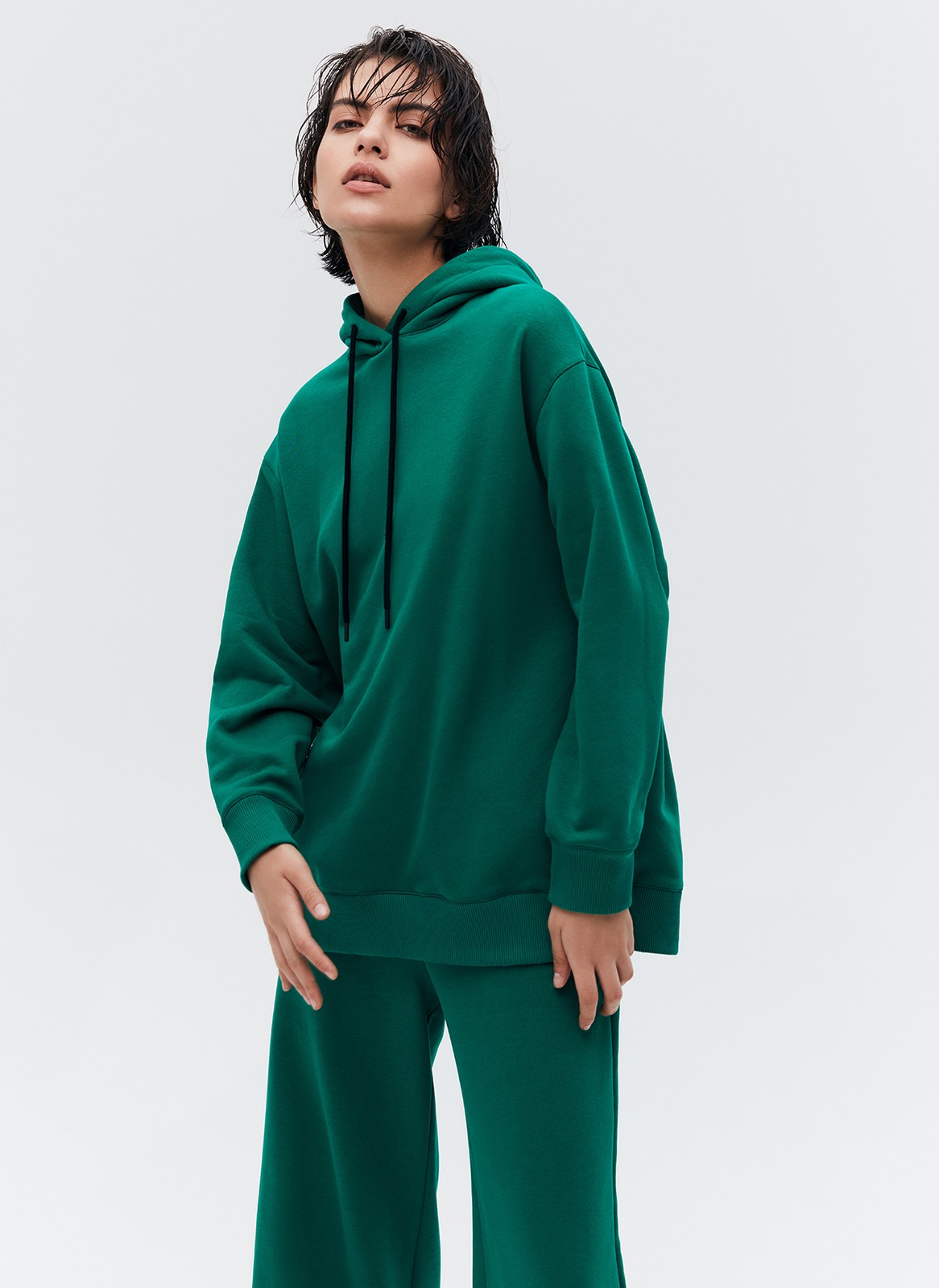 Худи Oversize, цвет: изумрудный Allweneed
Свободное худи из мягкой ткани. Ткань очень приятно касается тела и позволяет вашей коже дышать. Удобный капюшон на кулиске. Прекрасный вариант, чтобы пробежаться до ближайшей пекарни выходным днем. Носите комплектом с трикотажными брюками или с любым низом из гардероба.
На модели размер XS/S