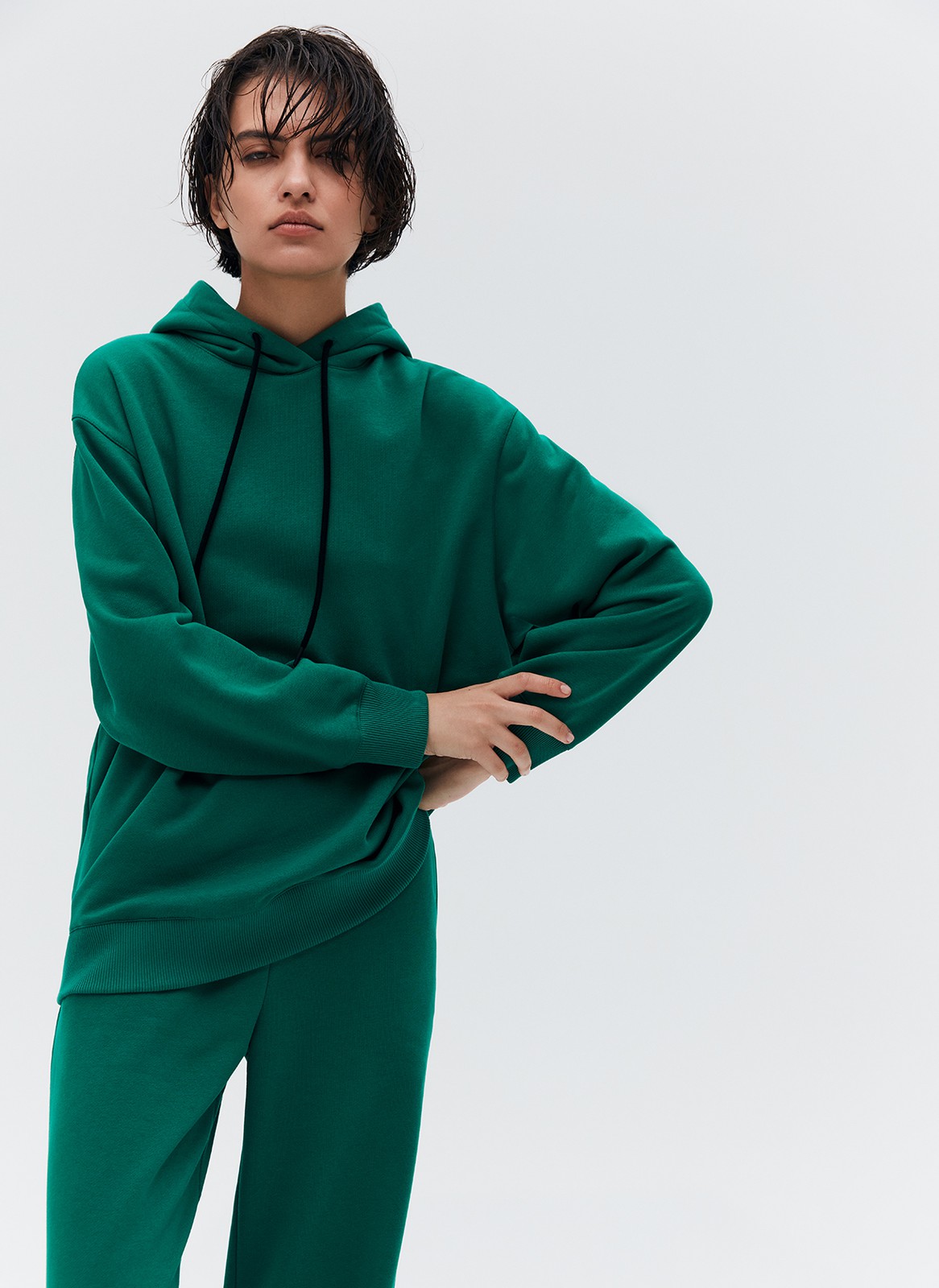 Худи Oversize, цвет: изумрудный Allweneed
Свободное худи из мягкой ткани. Ткань очень приятно касается тела и позволяет вашей коже дышать. Удобный капюшон на кулиске. Прекрасный вариант, чтобы пробежаться до ближайшей пекарни выходным днем. Носите комплектом с трикотажными брюками или с любым низом из гардероба.
На модели размер XS/S