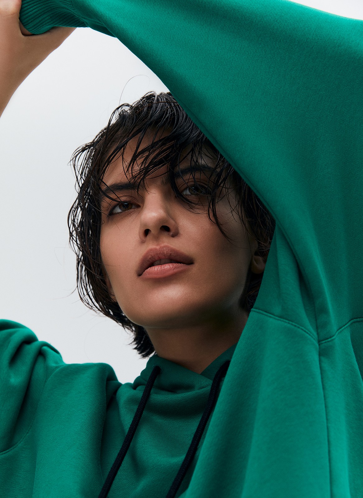 Худи Oversize, цвет: изумрудный Allweneed
Свободное худи из мягкой ткани. Ткань очень приятно касается тела и позволяет вашей коже дышать. Удобный капюшон на кулиске. Прекрасный вариант, чтобы пробежаться до ближайшей пекарни выходным днем. Носите комплектом с трикотажными брюками или с любым низом из гардероба.
На модели размер XS/S