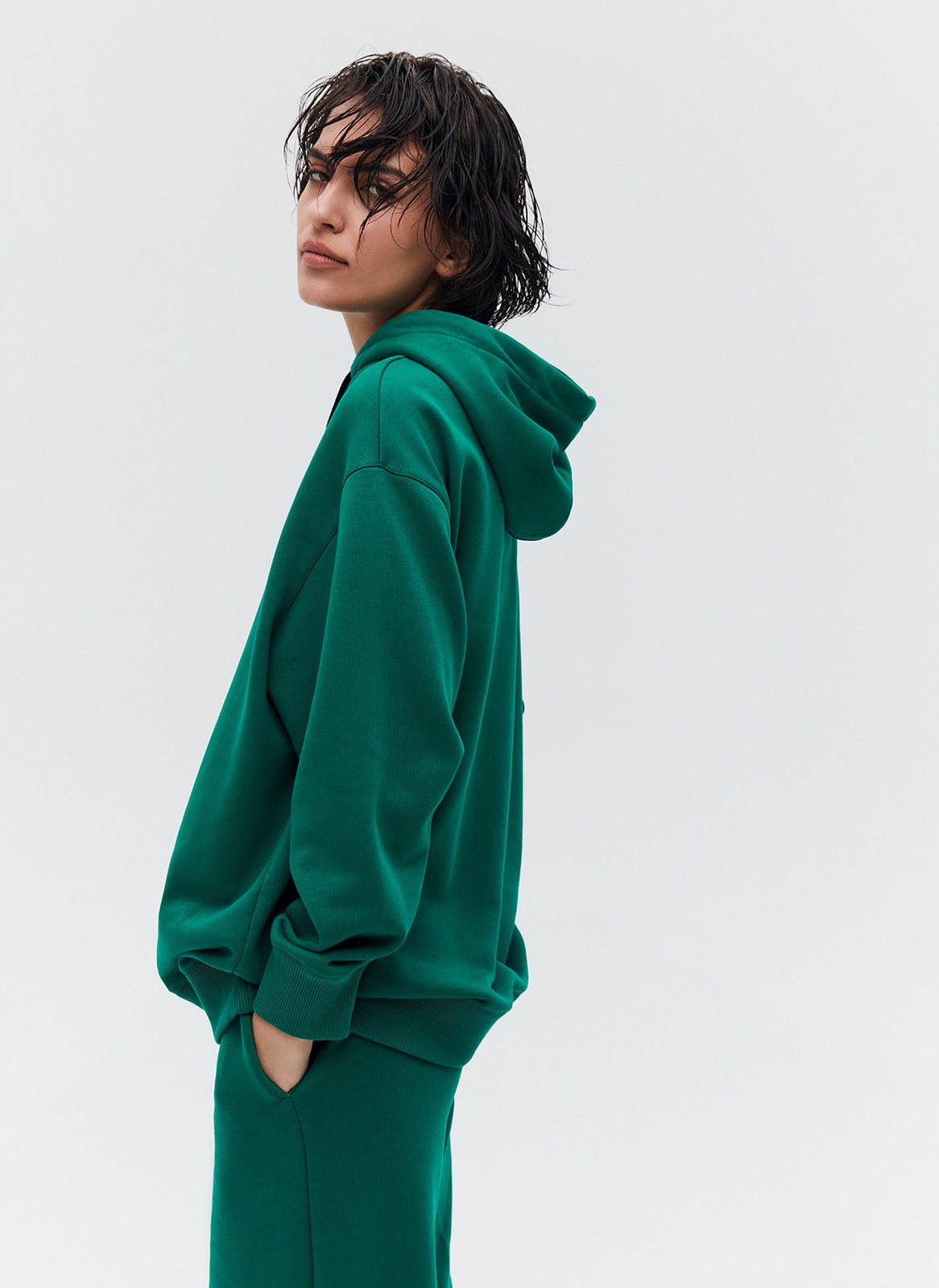 Худи Oversize, цвет: изумрудный Allweneed
Свободное худи из мягкой ткани. Ткань очень приятно касается тела и позволяет вашей коже дышать. Удобный капюшон на кулиске. Прекрасный вариант, чтобы пробежаться до ближайшей пекарни выходным днем. Носите комплектом с трикотажными брюками или с любым низом из гардероба.
На модели размер XS/S