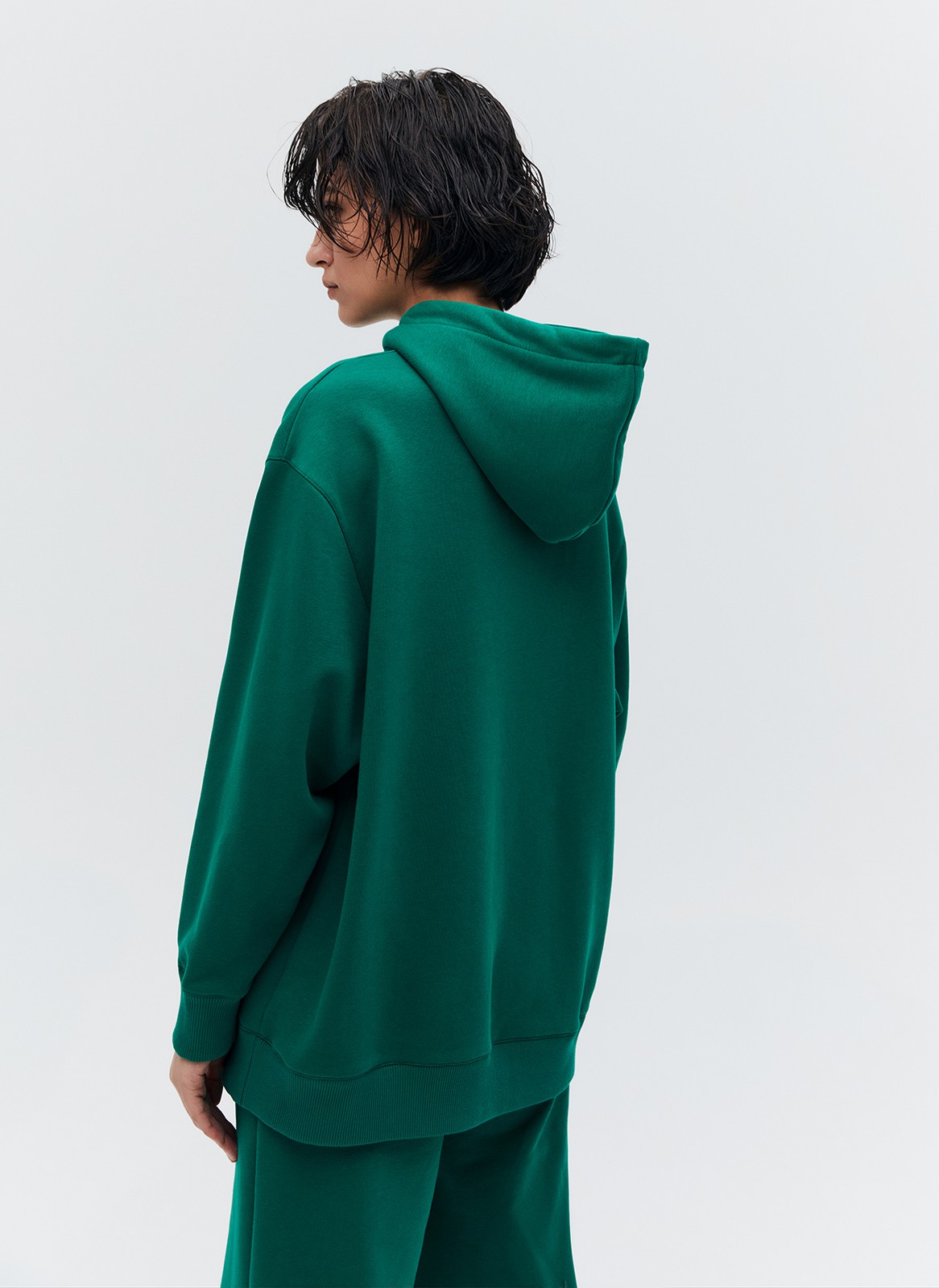 Худи Oversize, цвет: изумрудный Allweneed
Свободное худи из мягкой ткани. Ткань очень приятно касается тела и позволяет вашей коже дышать. Удобный капюшон на кулиске. Прекрасный вариант, чтобы пробежаться до ближайшей пекарни выходным днем. Носите комплектом с трикотажными брюками или с любым низом из гардероба.
На модели размер XS/S