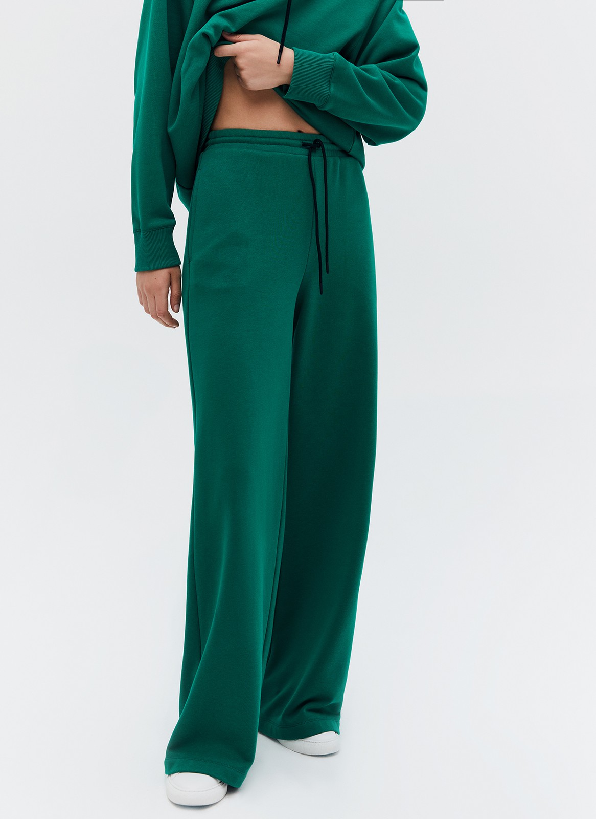Брюки широкие, цвет: изумрудный Allweneed
Широкие брюки из мягкого трикотажа. Удобный эластичный пояс на шнурке. Брюки полной длины, поэтому они делают фигуру визуально стройнее. Ткань очень приятна на ощупь. Мы можем провести в этих брюках целый день: дома, на прогулке или в поездке. Советуем сочетать с худи из нашей линейки Комфорт.