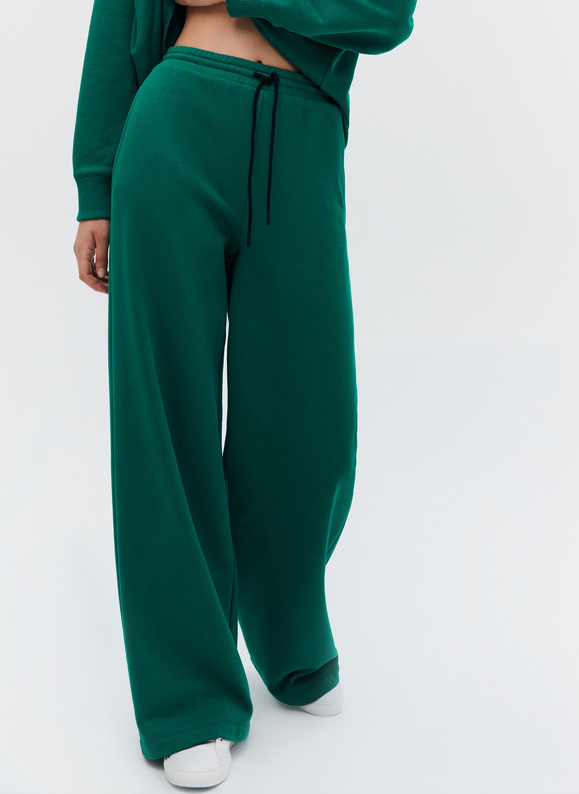 Брюки широкие, цвет: изумрудный Allweneed
Широкие брюки из мягкого трикотажа. Удобный эластичный пояс на шнурке. Брюки полной длины, поэтому они делают фигуру визуально стройнее. Ткань очень приятна на ощупь. Мы можем провести в этих брюках целый день: дома, на прогулке или в поездке. Советуем сочетать с худи из нашей линейки Комфорт.