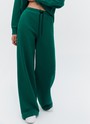 Брюки широкие, цвет: изумрудный Allweneed
Широкие брюки из мягкого трикотажа. Удобный эластичный пояс на шнурке. Брюки полной длины, поэтому они делают фигуру визуально стройнее. Ткань очень приятна на ощупь. Мы можем провести в этих брюках целый день: дома, на прогулке или в поездке. Советуем сочетать с худи из нашей линейки Комфорт.