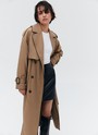 Двубортный удлинённый тренч oversize с кантом, цвет: кэмел Allweneed
Двубортный плащ из ткани с водоотталкивающей пропиткой. Свободная посадка и длина миди. В модели присутствуют классические детали тренча, которые пришли к нам из мужского гардероба: паты, погоны, застежка на пуговицы и отлетная кокетка. Два прорезных кармана и пояс, чтобы подчеркнуть талию. Мы готовы носить эту модель в любое время года, ведь в ней будет комфортно даже в переменчивую погоду. Ткань имеет небольшой водоотталкивающий эффект. Использование зонта обязательно. Создавайте смелые современные или утонченные образы в стиле старых фильмов.
Температурный режим от +15 до +20 C
На модели размер XS/S