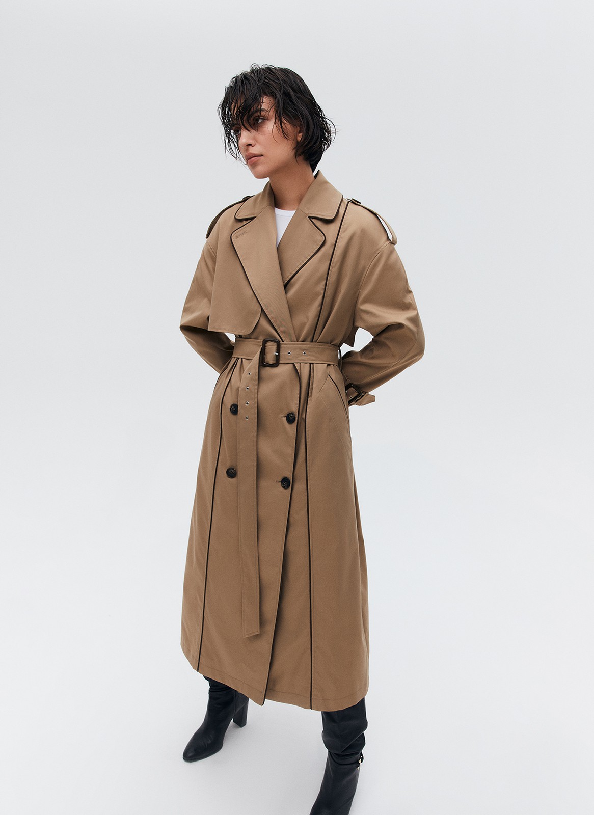 Двубортный удлинённый тренч oversize с кантом, цвет: кэмел Allweneed
Двубортный плащ из ткани с водоотталкивающей пропиткой. Свободная посадка и длина миди. В модели присутствуют классические детали тренча, которые пришли к нам из мужского гардероба: паты, погоны, застежка на пуговицы и отлетная кокетка. Два прорезных кармана и пояс, чтобы подчеркнуть талию. Мы готовы носить эту модель в любое время года, ведь в ней будет комфортно даже в переменчивую погоду. Ткань имеет небольшой водоотталкивающий эффект. Использование зонта обязательно. Создавайте смелые современные или утонченные образы в стиле старых фильмов.
Температурный режим от +15 до +20 C
На модели размер XS/S