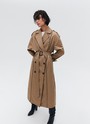 Двубортный удлинённый тренч oversize с кантом, цвет: кэмел Allweneed
Двубортный плащ из ткани с водоотталкивающей пропиткой. Свободная посадка и длина миди. В модели присутствуют классические детали тренча, которые пришли к нам из мужского гардероба: паты, погоны, застежка на пуговицы и отлетная кокетка. Два прорезных кармана и пояс, чтобы подчеркнуть талию. Мы готовы носить эту модель в любое время года, ведь в ней будет комфортно даже в переменчивую погоду. Ткань имеет небольшой водоотталкивающий эффект. Использование зонта обязательно. Создавайте смелые современные или утонченные образы в стиле старых фильмов.
Температурный режим от +15 до +20 C
На модели размер XS/S