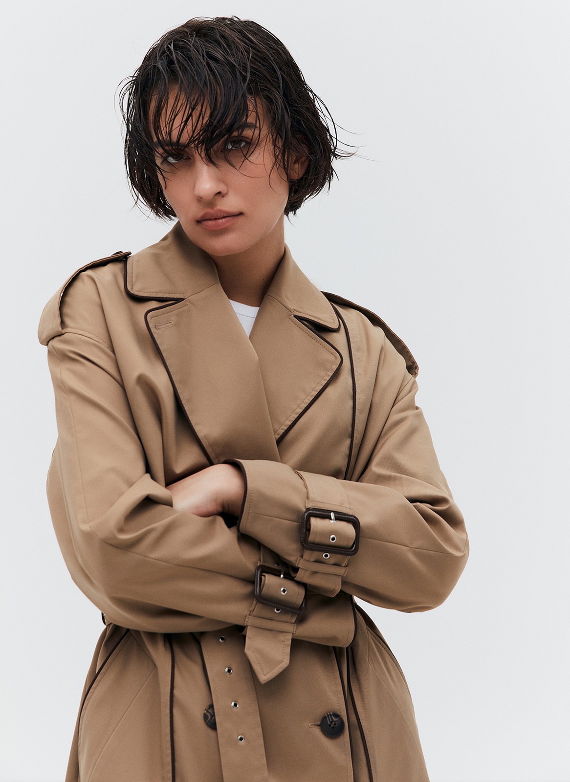 Двубортный удлинённый тренч oversize с кантом, цвет: кэмел Allweneed
Двубортный плащ из ткани с водоотталкивающей пропиткой. Свободная посадка и длина миди. В модели присутствуют классические детали тренча, которые пришли к нам из мужского гардероба: паты, погоны, застежка на пуговицы и отлетная кокетка. Два прорезных кармана и пояс, чтобы подчеркнуть талию. Мы готовы носить эту модель в любое время года, ведь в ней будет комфортно даже в переменчивую погоду. Ткань имеет небольшой водоотталкивающий эффект. Использование зонта обязательно. Создавайте смелые современные или утонченные образы в стиле старых фильмов.
Температурный режим от +15 до +20 C
На модели размер XS/S