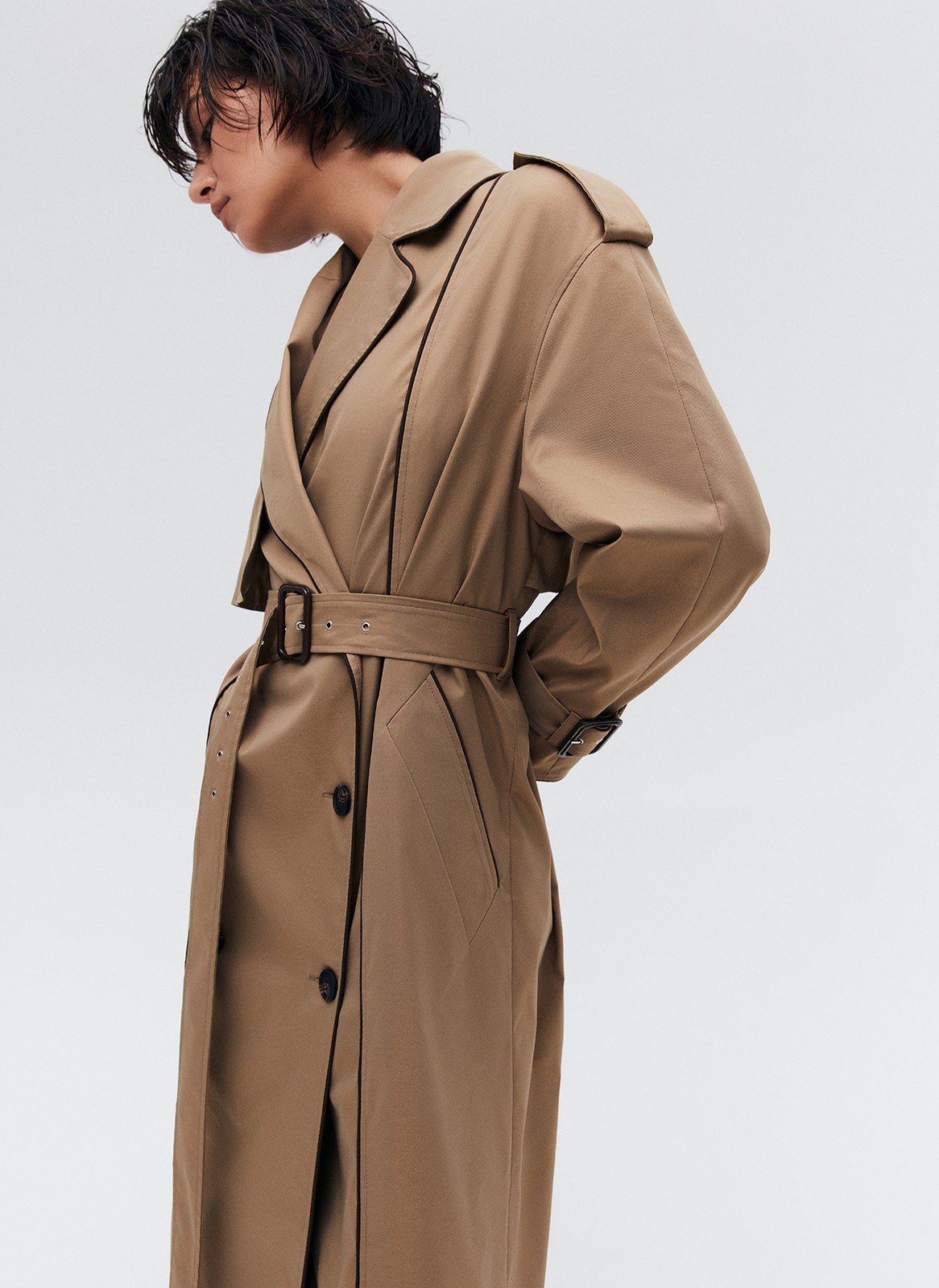 Двубортный удлинённый тренч oversize с кантом, цвет: кэмел Allweneed
Двубортный плащ из ткани с водоотталкивающей пропиткой. Свободная посадка и длина миди. В модели присутствуют классические детали тренча, которые пришли к нам из мужского гардероба: паты, погоны, застежка на пуговицы и отлетная кокетка. Два прорезных кармана и пояс, чтобы подчеркнуть талию. Мы готовы носить эту модель в любое время года, ведь в ней будет комфортно даже в переменчивую погоду. Ткань имеет небольшой водоотталкивающий эффект. Использование зонта обязательно. Создавайте смелые современные или утонченные образы в стиле старых фильмов.
Температурный режим от +15 до +20 C
На модели размер XS/S