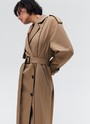 Двубортный удлинённый тренч oversize с кантом, цвет: кэмел Allweneed
Двубортный плащ из ткани с водоотталкивающей пропиткой. Свободная посадка и длина миди. В модели присутствуют классические детали тренча, которые пришли к нам из мужского гардероба: паты, погоны, застежка на пуговицы и отлетная кокетка. Два прорезных кармана и пояс, чтобы подчеркнуть талию. Мы готовы носить эту модель в любое время года, ведь в ней будет комфортно даже в переменчивую погоду. Ткань имеет небольшой водоотталкивающий эффект. Использование зонта обязательно. Создавайте смелые современные или утонченные образы в стиле старых фильмов.
Температурный режим от +15 до +20 C
На модели размер XS/S