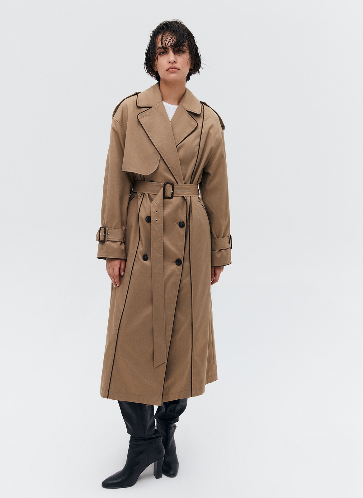 Двубортный удлинённый тренч oversize с кантом, цвет: кэмел Allweneed
Двубортный плащ из ткани с водоотталкивающей пропиткой. Свободная посадка и длина миди. В модели присутствуют классические детали тренча, которые пришли к нам из мужского гардероба: паты, погоны, застежка на пуговицы и отлетная кокетка. Два прорезных кармана и пояс, чтобы подчеркнуть талию. Мы готовы носить эту модель в любое время года, ведь в ней будет комфортно даже в переменчивую погоду. Ткань имеет небольшой водоотталкивающий эффект. Использование зонта обязательно. Создавайте смелые современные или утонченные образы в стиле старых фильмов.
Температурный режим от +15 до +20 C
На модели размер XS/S