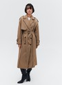 Двубортный удлинённый тренч oversize с кантом, цвет: кэмел Allweneed
Двубортный плащ из ткани с водоотталкивающей пропиткой. Свободная посадка и длина миди. В модели присутствуют классические детали тренча, которые пришли к нам из мужского гардероба: паты, погоны, застежка на пуговицы и отлетная кокетка. Два прорезных кармана и пояс, чтобы подчеркнуть талию. Мы готовы носить эту модель в любое время года, ведь в ней будет комфортно даже в переменчивую погоду. Ткань имеет небольшой водоотталкивающий эффект. Использование зонта обязательно. Создавайте смелые современные или утонченные образы в стиле старых фильмов.
Температурный режим от +15 до +20 C
На модели размер XS/S