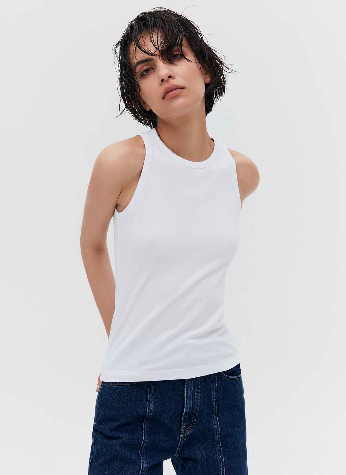 


Майка из мягкого трикотажа. Приятный материал, который хорошо держит форму. Круглая горловина. Можно носить самостоятельно или под любимый джемпер