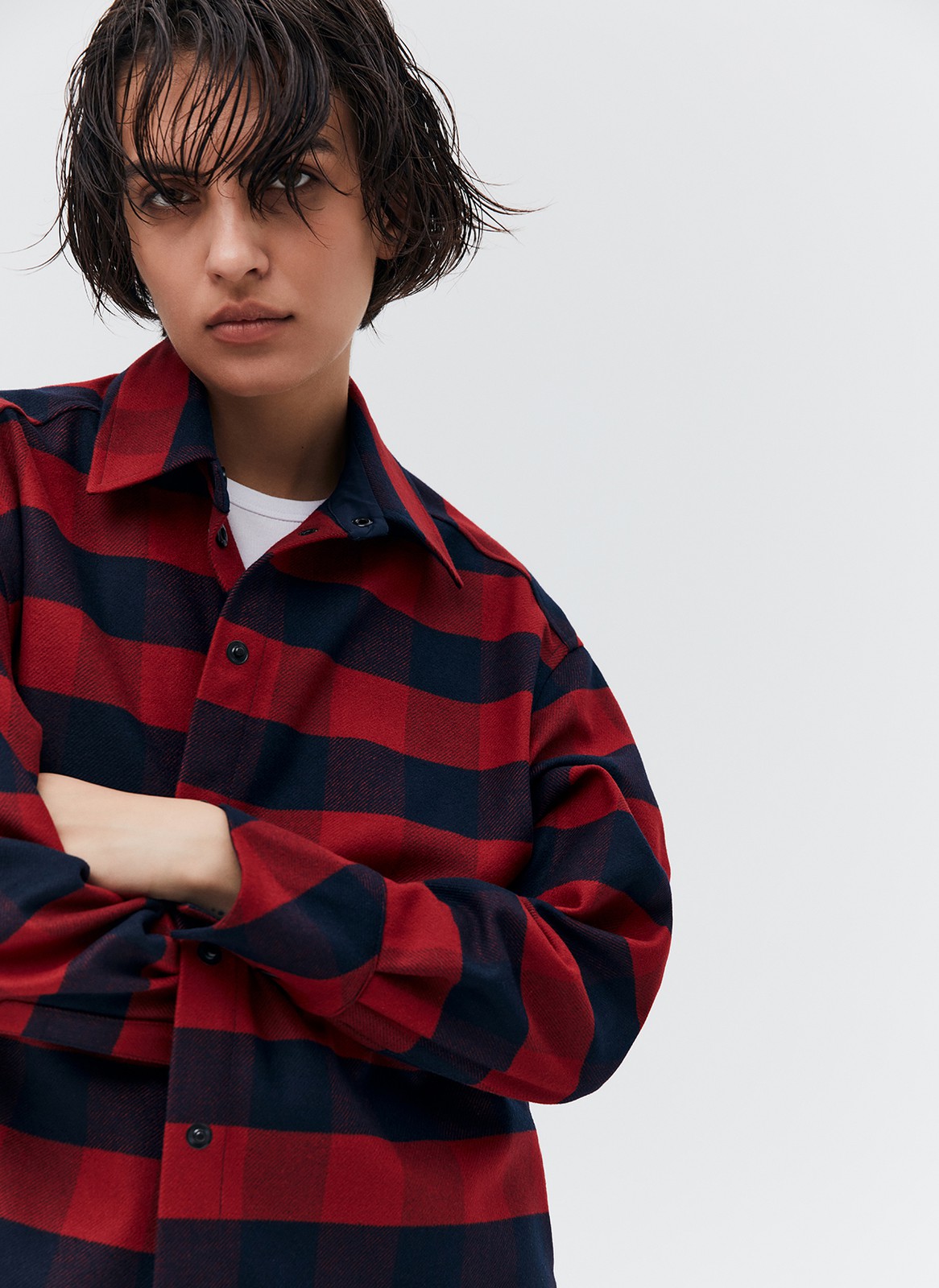 Рубашка OVERSIZE, цвет: КРАСНО-СИНИЙ Allweneed
Рубашка свободного кроя. Классический воротник-стойка и застежка на пуговицы. Разрезы по бокам для более комфортной посадки. Ткань достаточно плотная, поэтому вы можете надеть эту модель вместо верхней одежды на ранююосень. Мы рекомендуем носить рубашку как легкую версию кардигана с платьями и топами.