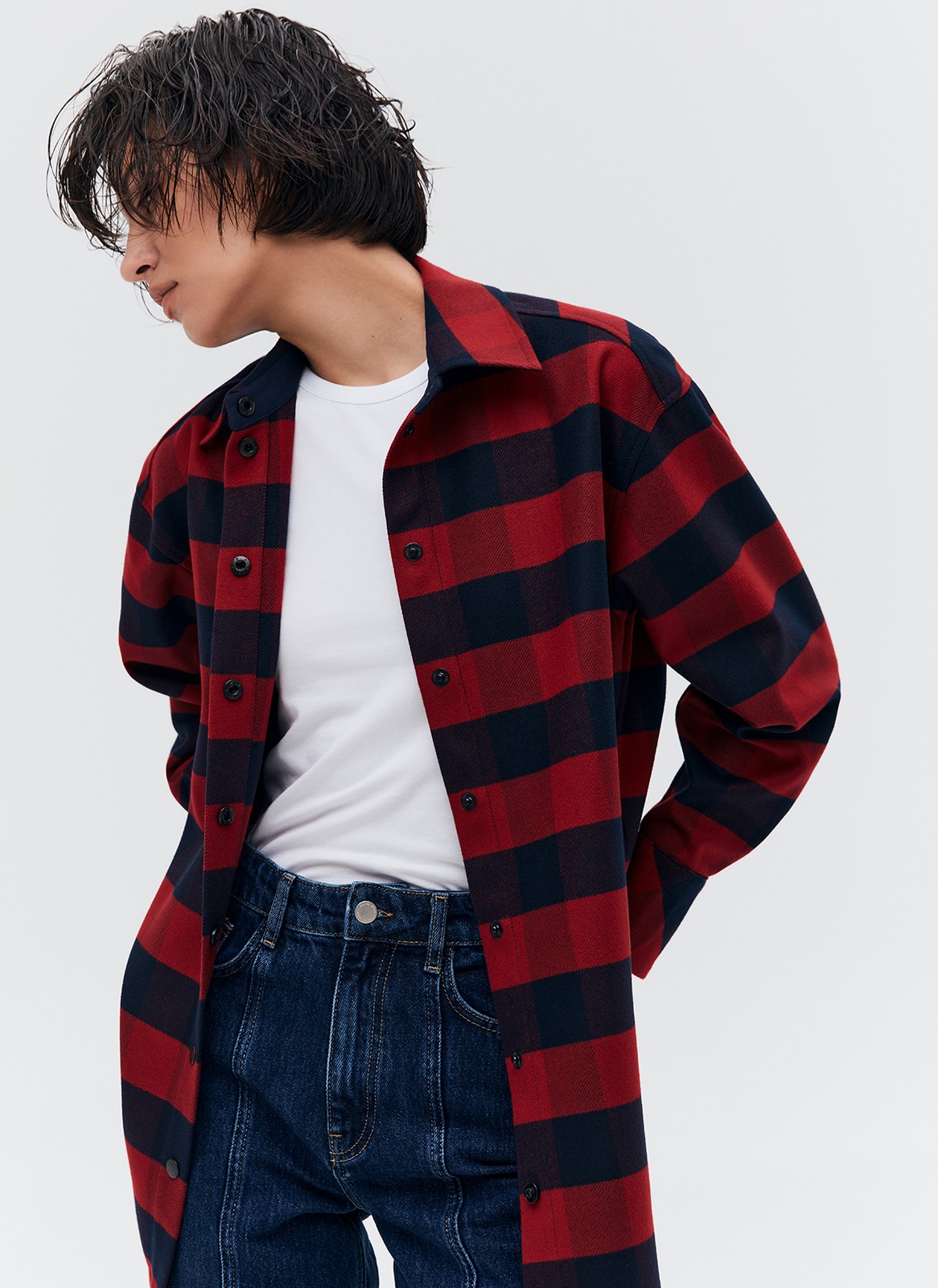 Рубашка OVERSIZE, цвет: КРАСНО-СИНИЙ Allweneed
Рубашка свободного кроя. Классический воротник-стойка и застежка на пуговицы. Разрезы по бокам для более комфортной посадки. Ткань достаточно плотная, поэтому вы можете надеть эту модель вместо верхней одежды на ранююосень. Мы рекомендуем носить рубашку как легкую версию кардигана с платьями и топами.