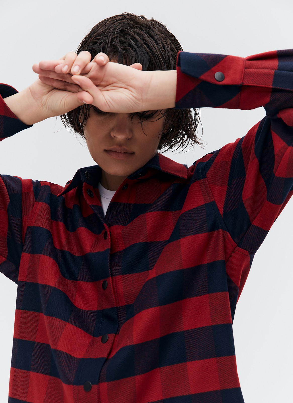 Рубашка OVERSIZE, цвет: КРАСНО-СИНИЙ Allweneed
Рубашка свободного кроя. Классический воротник-стойка и застежка на пуговицы. Разрезы по бокам для более комфортной посадки. Ткань достаточно плотная, поэтому вы можете надеть эту модель вместо верхней одежды на ранююосень. Мы рекомендуем носить рубашку как легкую версию кардигана с платьями и топами.