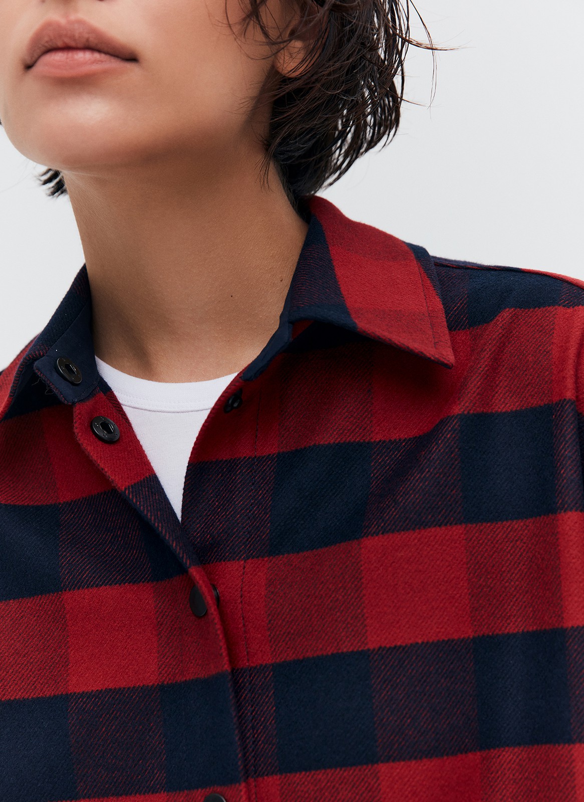 Рубашка OVERSIZE, цвет: КРАСНО-СИНИЙ Allweneed
Рубашка свободного кроя. Классический воротник-стойка и застежка на пуговицы. Разрезы по бокам для более комфортной посадки. Ткань достаточно плотная, поэтому вы можете надеть эту модель вместо верхней одежды на ранююосень. Мы рекомендуем носить рубашку как легкую версию кардигана с платьями и топами.