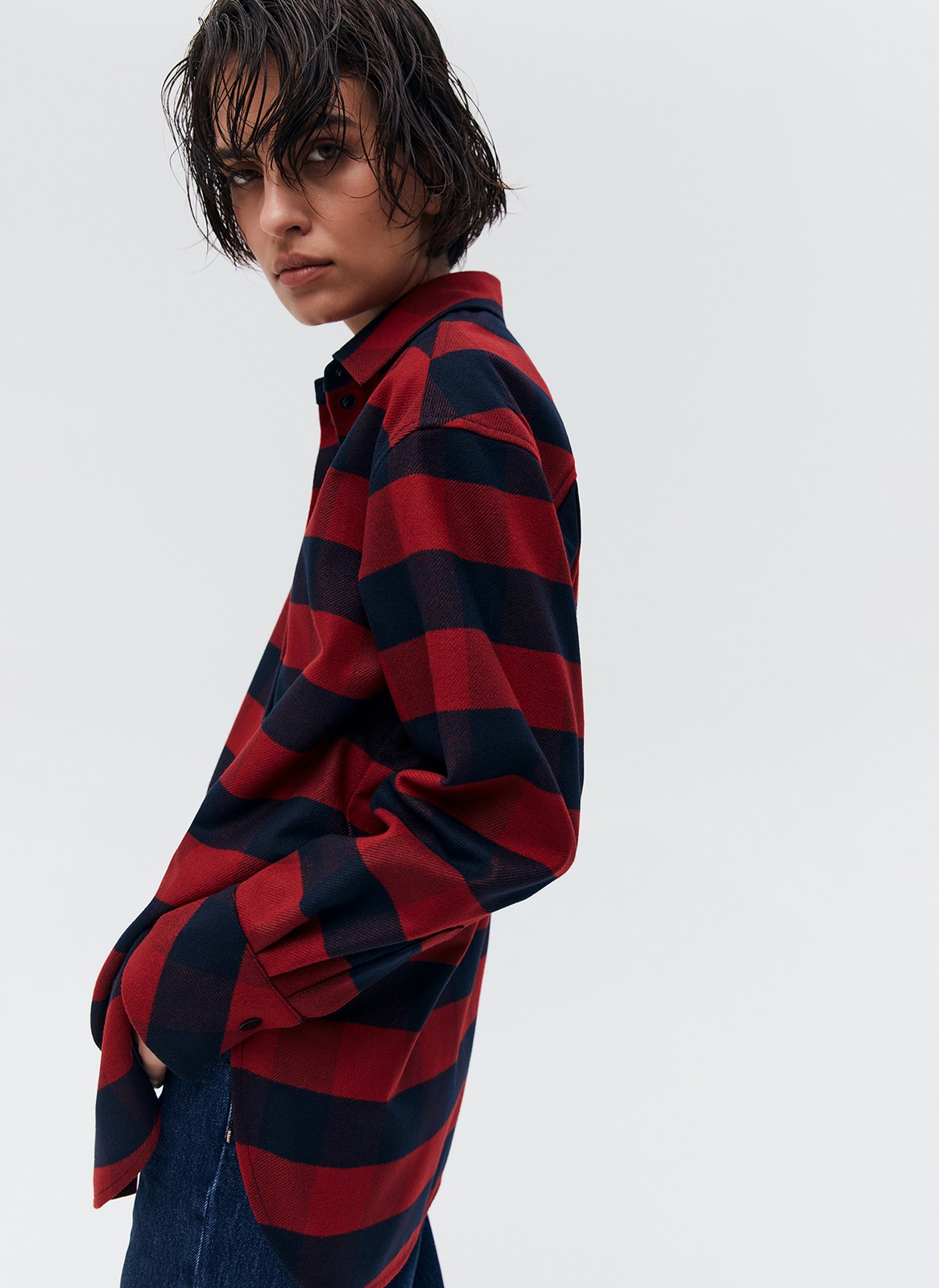 Рубашка OVERSIZE, цвет: КРАСНО-СИНИЙ Allweneed
Рубашка свободного кроя. Классический воротник-стойка и застежка на пуговицы. Разрезы по бокам для более комфортной посадки. Ткань достаточно плотная, поэтому вы можете надеть эту модель вместо верхней одежды на ранююосень. Мы рекомендуем носить рубашку как легкую версию кардигана с платьями и топами.