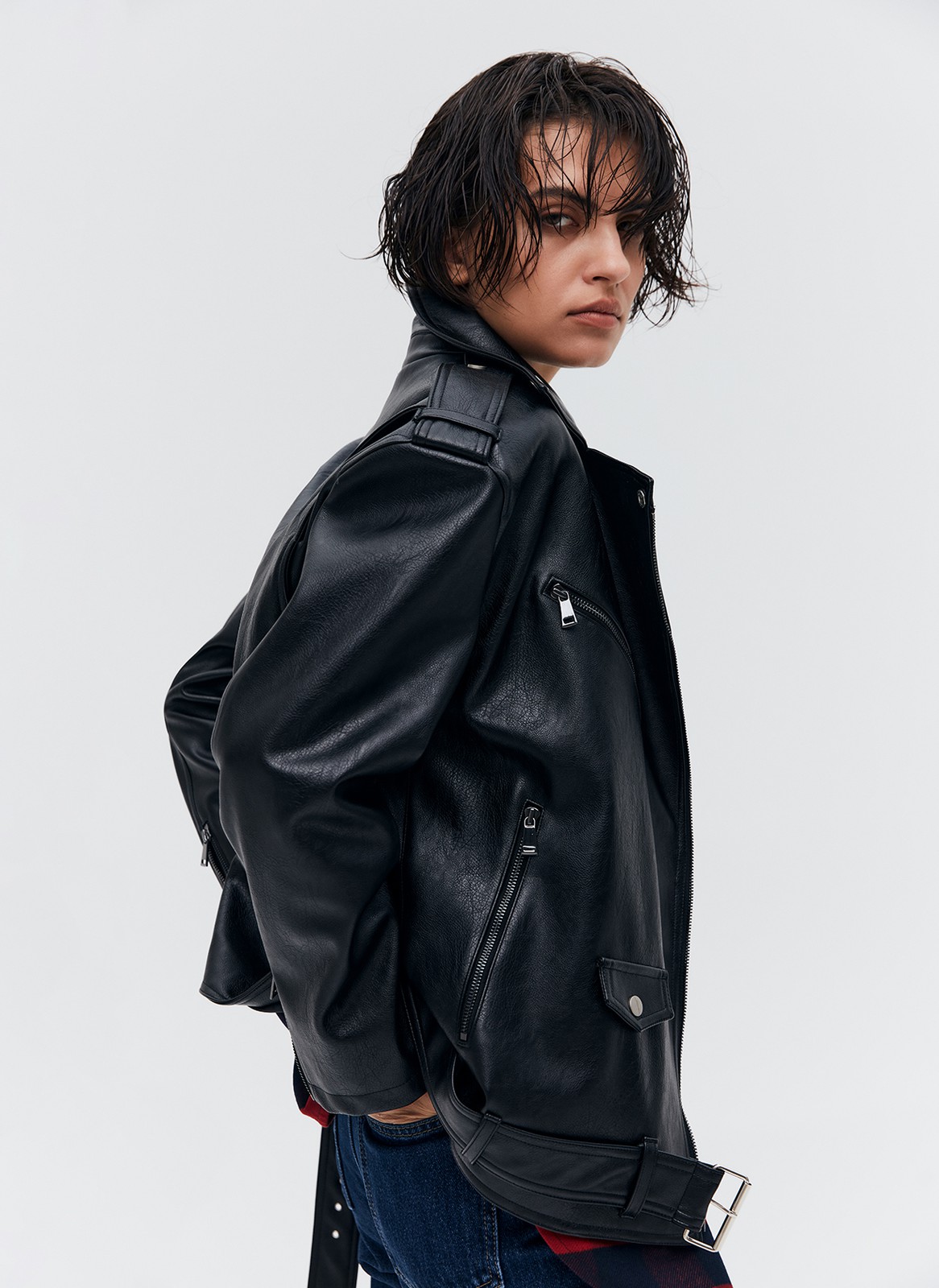 


Объемная куртка-косуха из экокожи. Мы выполнили эту модель из плотного, но эластичного и мягкого материала, к которому приятно прикасаться. Три больших кармана на молнии и один маленький на кнопке. Модель внизу фиксируется ремнем в тон для комфортной посадки. Такой фасон курток из экокожи давно является классикой и будет актуален в любое время. Нам нравится носить модель с любимыми джинсами, брюками и с нежными платьями для контраста.