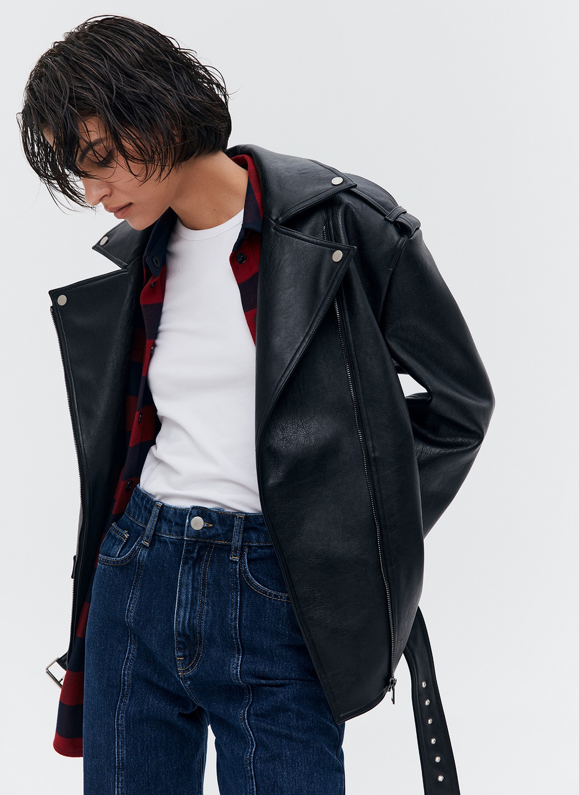 


Объемная куртка-косуха из экокожи. Мы выполнили эту модель из плотного, но эластичного и мягкого материала, к которому приятно прикасаться. Три больших кармана на молнии и один маленький на кнопке. Модель внизу фиксируется ремнем в тон для комфортной посадки. Такой фасон курток из экокожи давно является классикой и будет актуален в любое время. Нам нравится носить модель с любимыми джинсами, брюками и с нежными платьями для контраста.